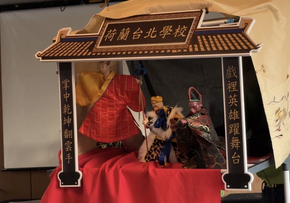 兩位老師親手製作的戲臺