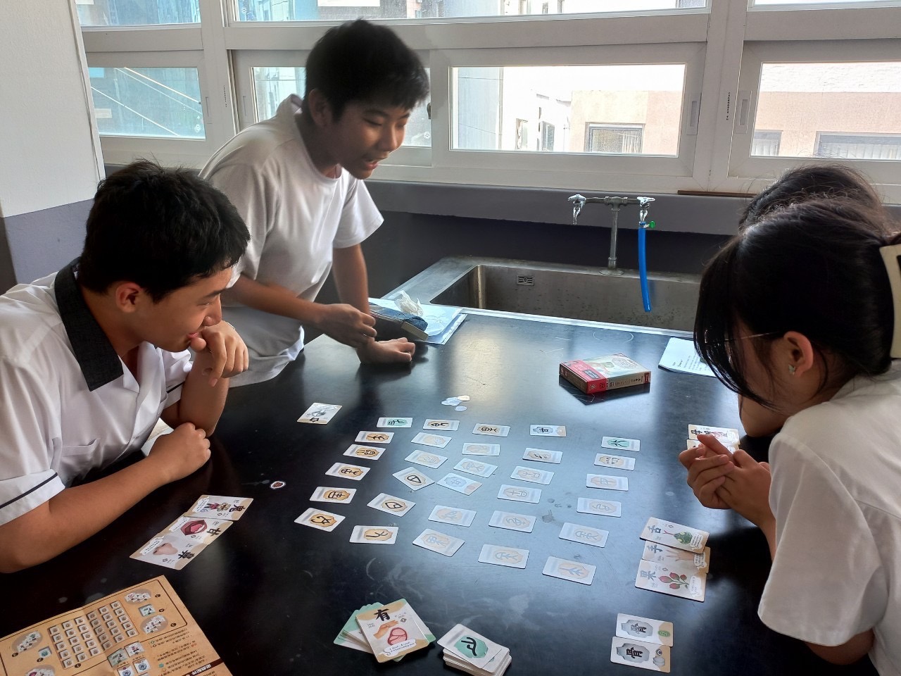 2024.06.04學生辨識甲骨文、配對漢字卡牌