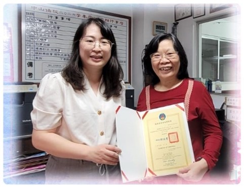 僑務秘書吳婉郡(左)代表僑委會頒贈研習證明予張淑玲老師(右)