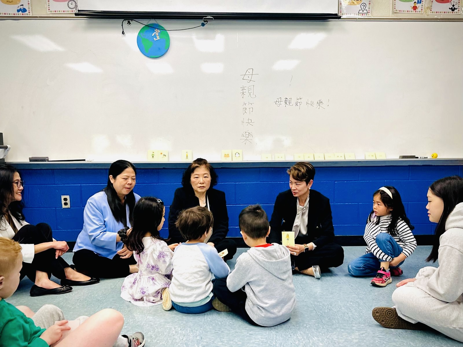 小幼班學生參加認字比賽，校長林依靜(右三)親臨教室為學生加油。