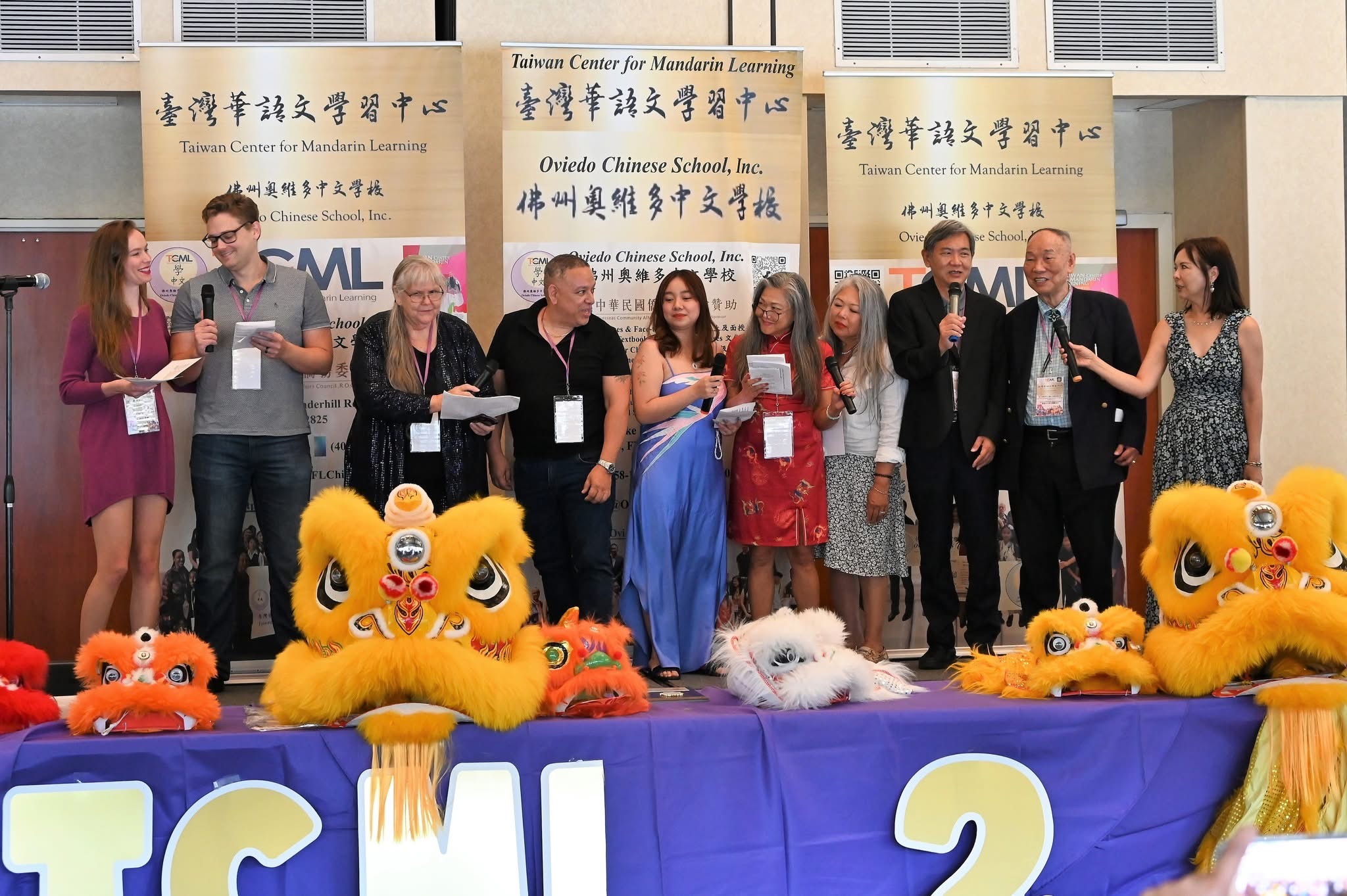 成人中文班學生合唱周華健的「朋友」 及鄧麗君的「甜蜜蜜」