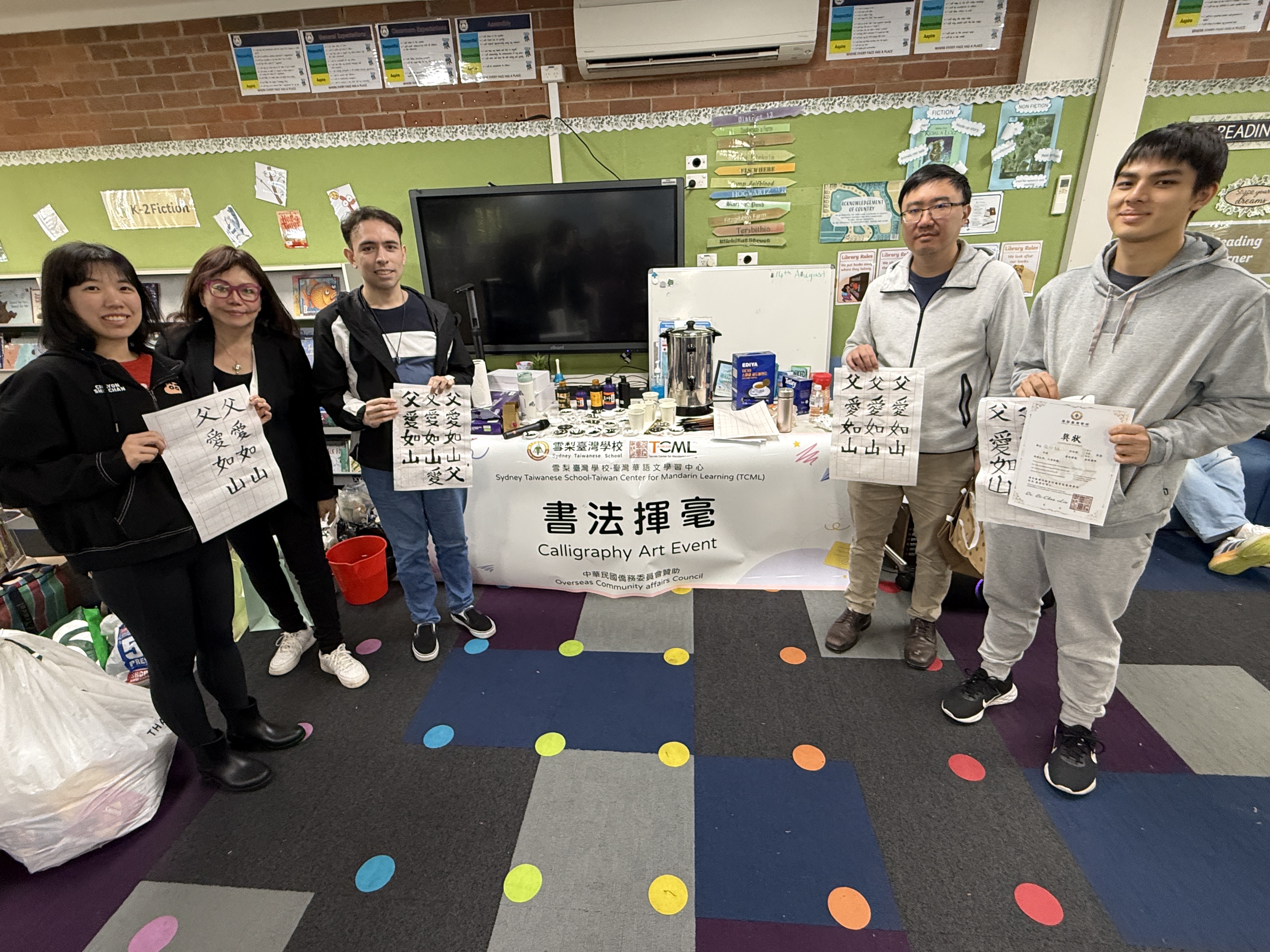 成人學員挑戰書法，收穫滿滿成就感 成人班（TCML）學員首次體驗毛筆書法，直呼「毛筆不好拿、毛筆字更難寫！」但大家仍認真完成臨摹作品，在一筆一畫的練習中突破自我，也感受到完成作品的滿滿成就感。
