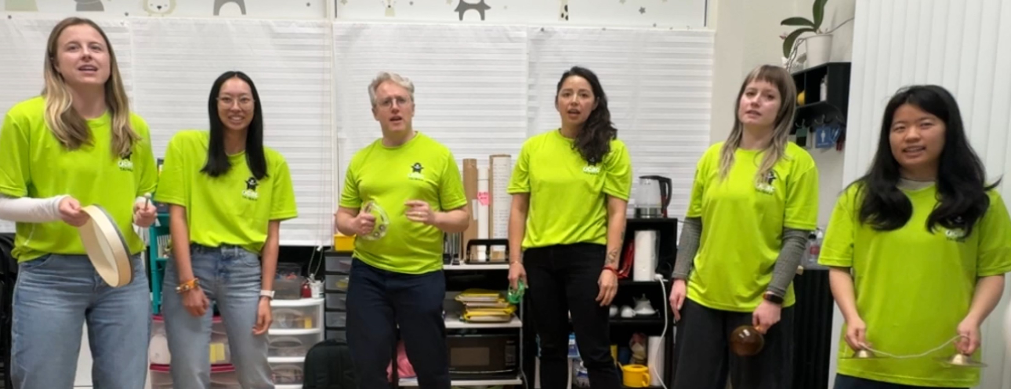 「朋友 一生一起走~那些日子 不再有~」學員們在即將結業之際，充滿情感地唱著周華健的「朋友」。