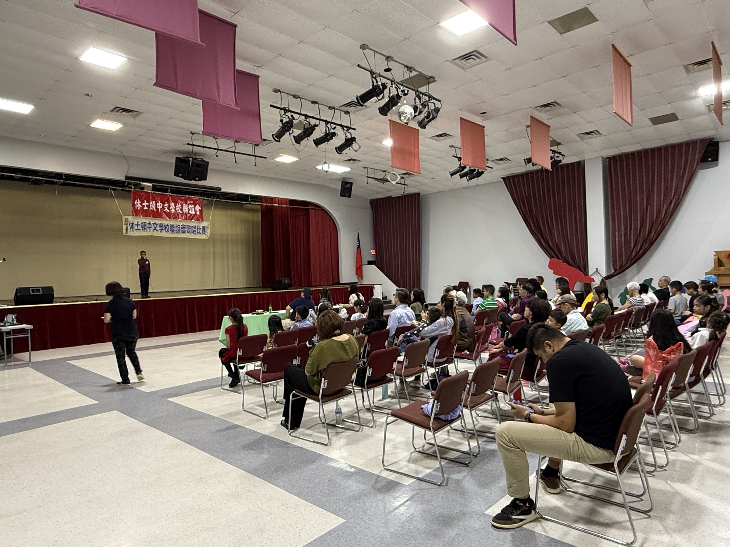 觀衆沉醉在參賽者動人的歌聲