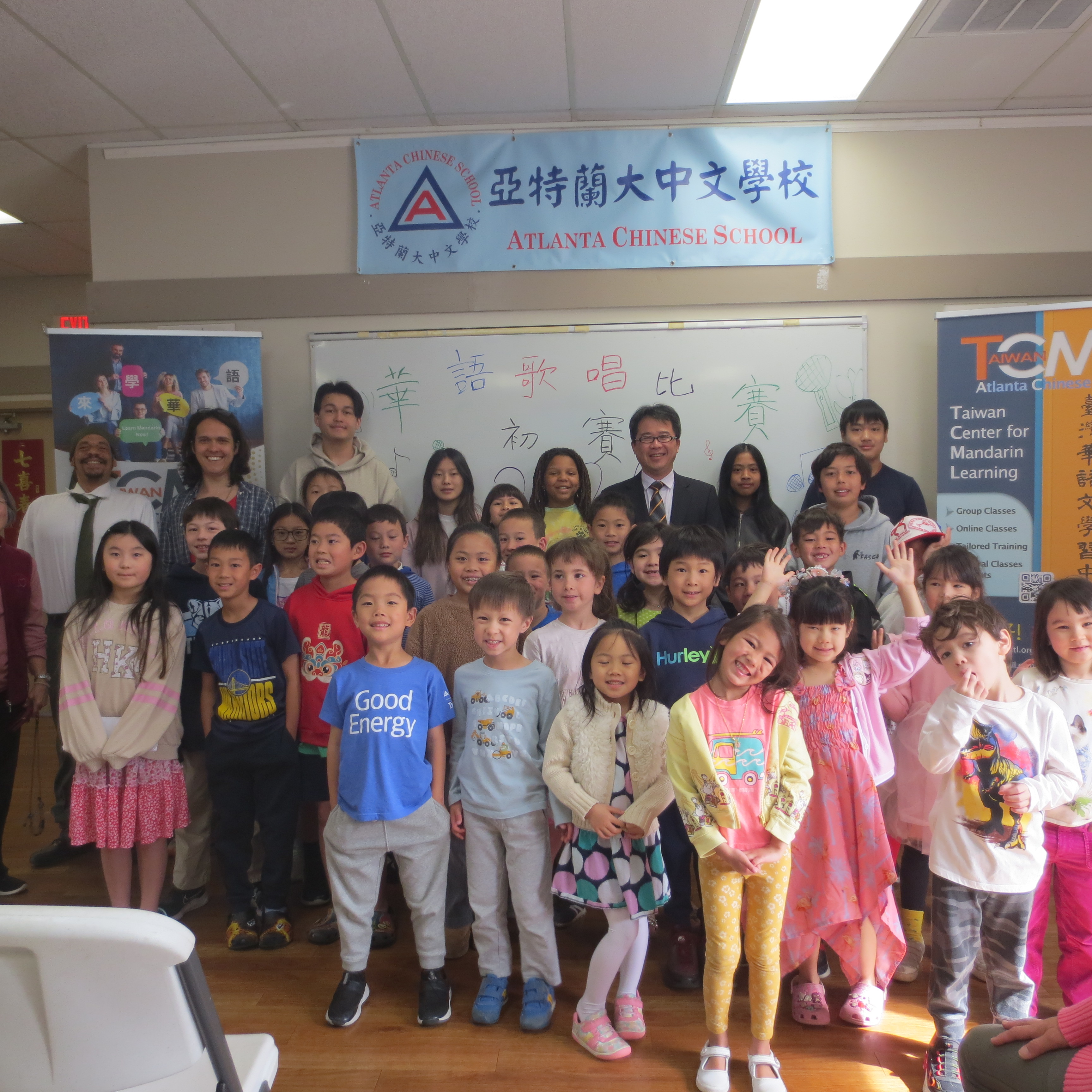 閻主任與參賽者們合影