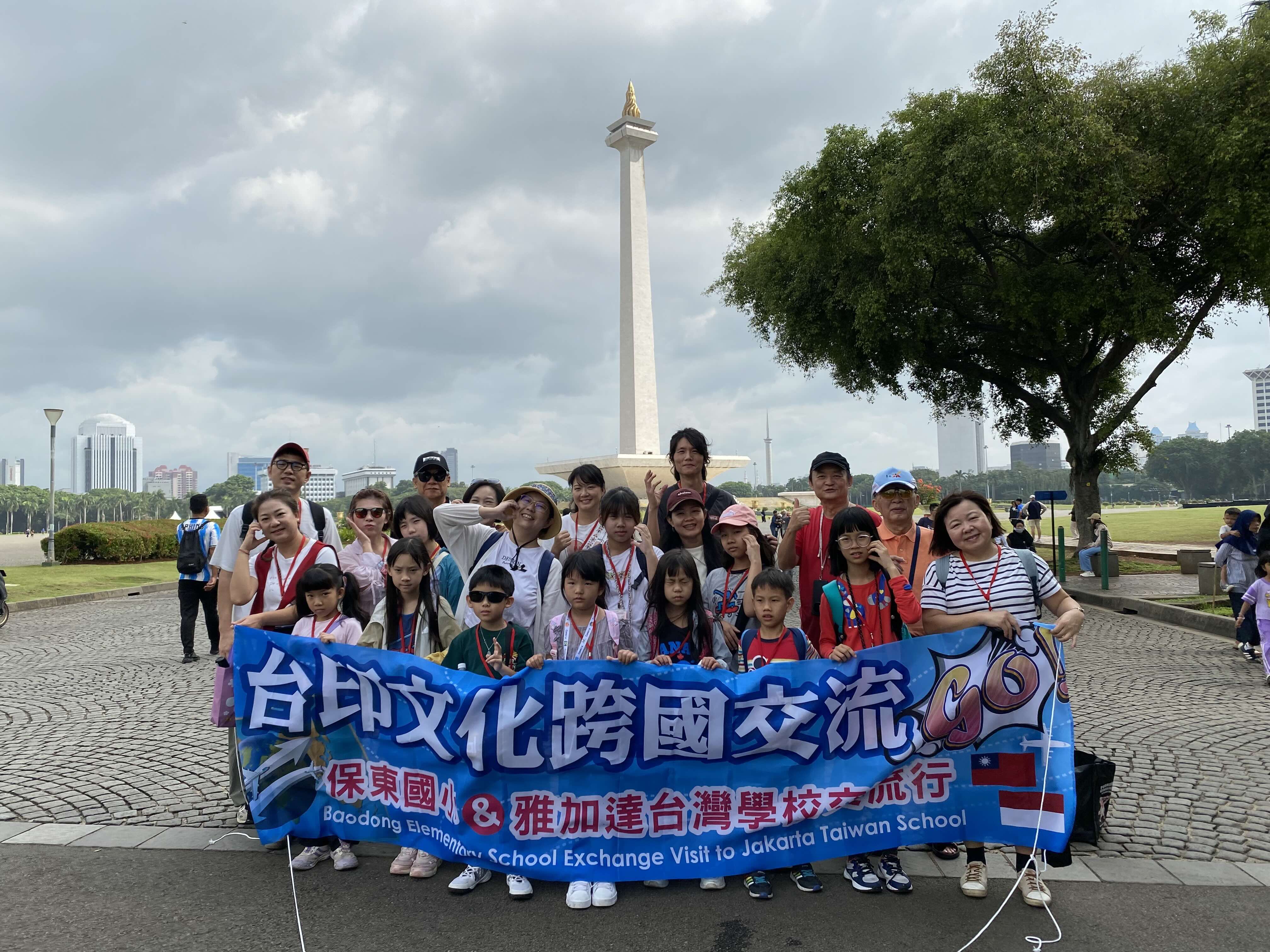 獨立紀念碑合影