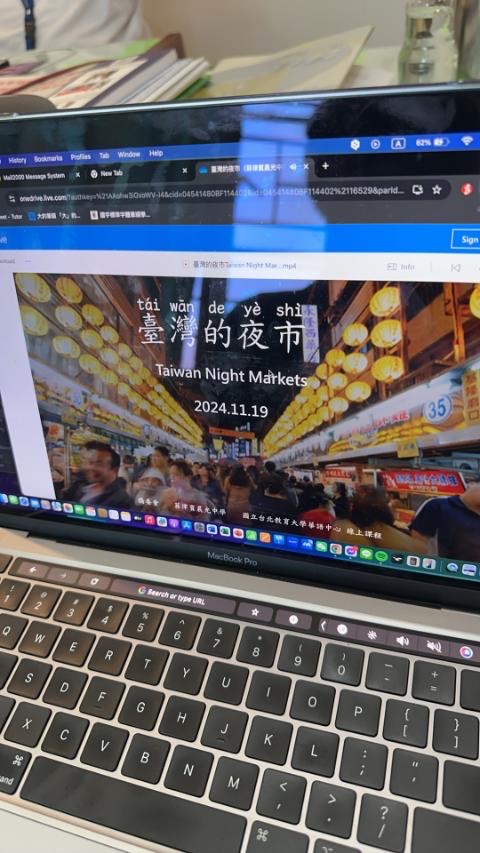 菲律賓晨光中學五年級學生透過視訊連線，參與「臺灣夜市」線上華語文課程，深入了解臺灣夜市文化。