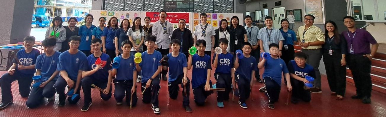 僑務委員會文化講座教師與中正學院師長、學生大合影，揭開成果展序幕。