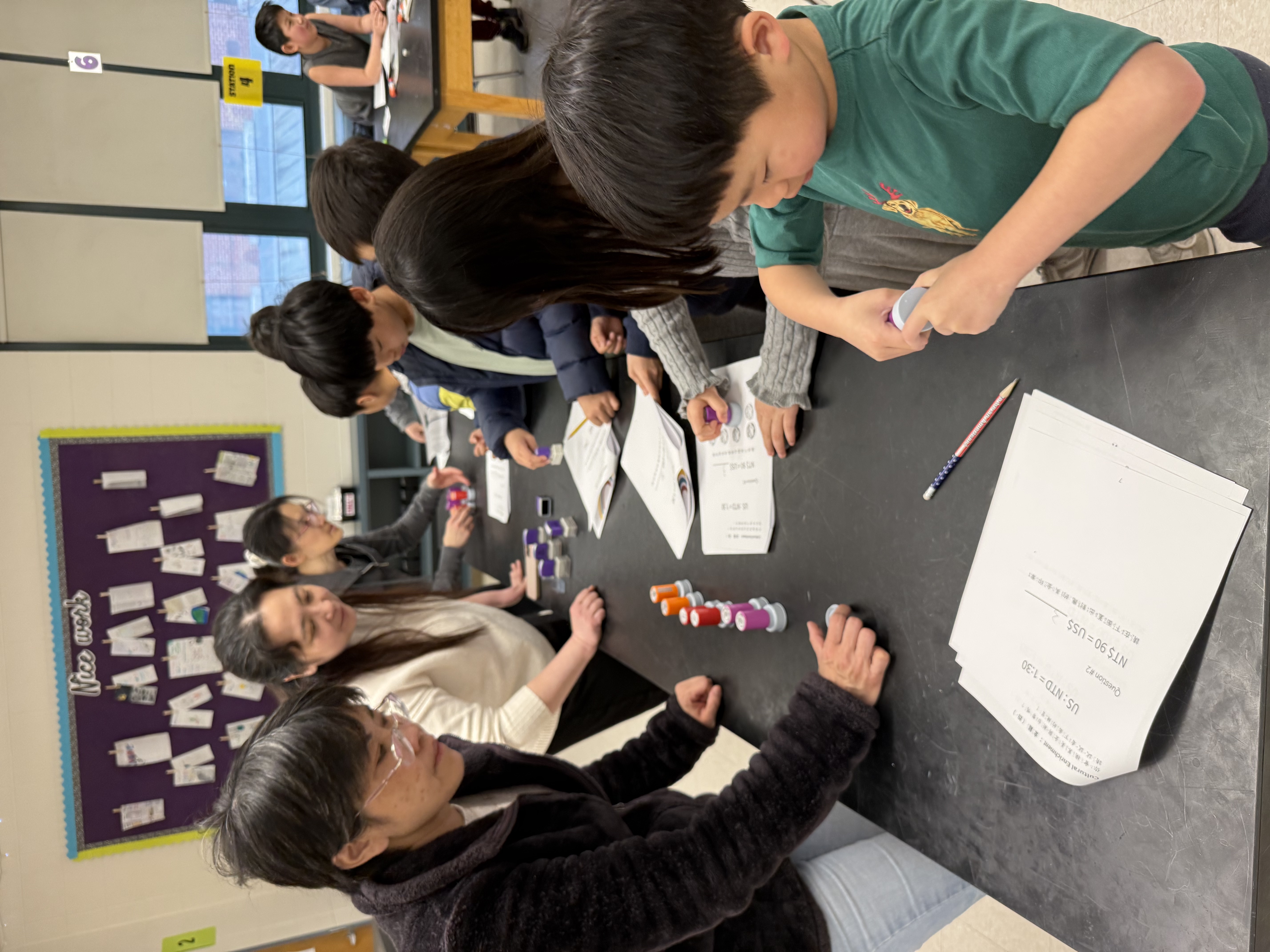 孩子們利用印章完成任務