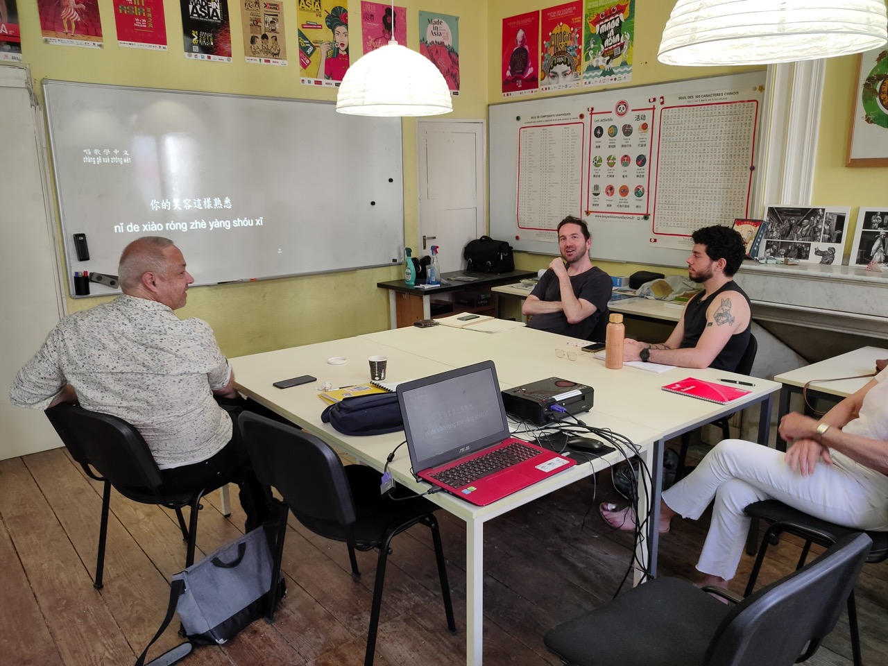 學生們看著歌詞跟讀跟唱，旋律和發音都意外的很準！顯示唱歌還可以提高學生發音的準確率。