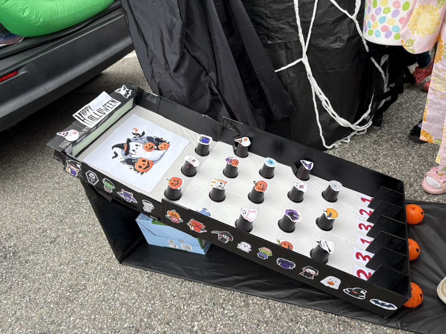 家長別具巧思親手製作的彈珠台，也是回收紙箱再利用