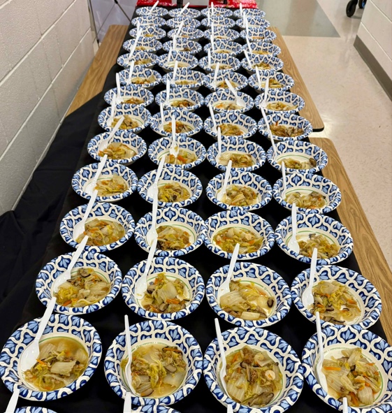 ⽩菜滷供參與者品嚐、體驗臺灣味