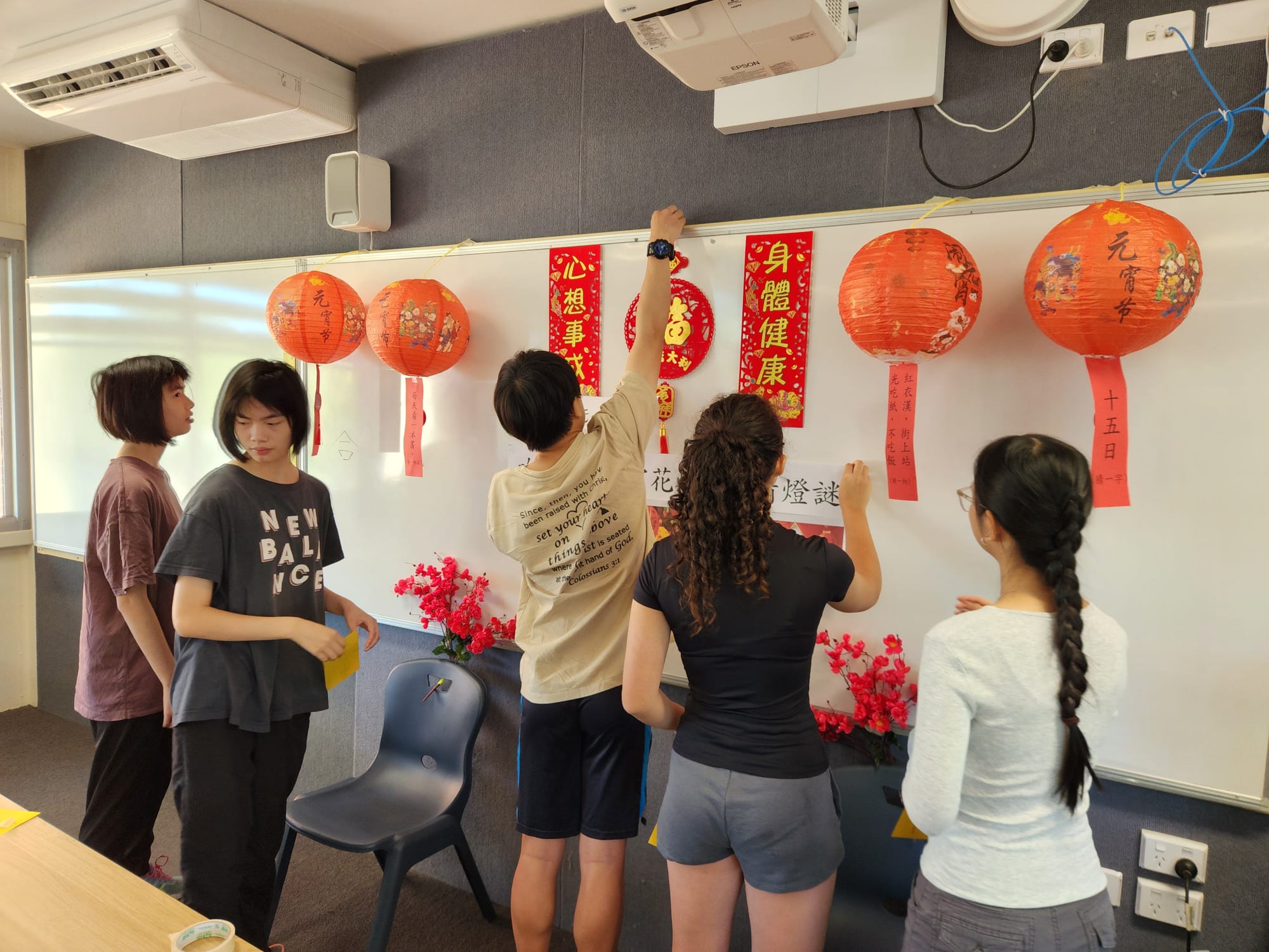 高年級學生為元宵節佈置課室