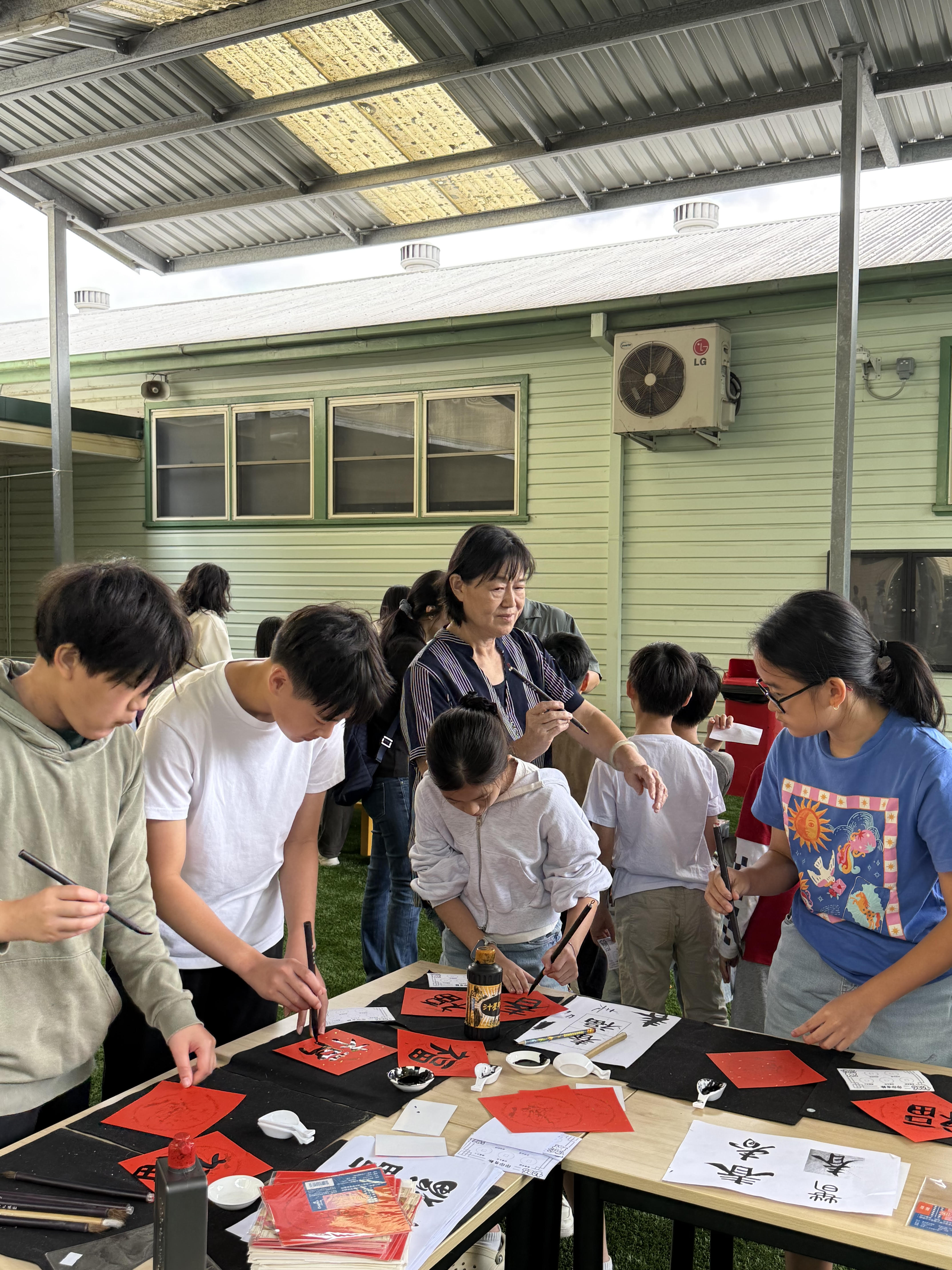 在老師細心指導下，同學們專心投入寫春聯活動，一筆一畫寫下對新年的祝福與期盼。