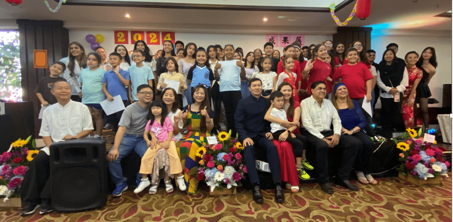 學生上臺合唱「感恩的心」謝幕