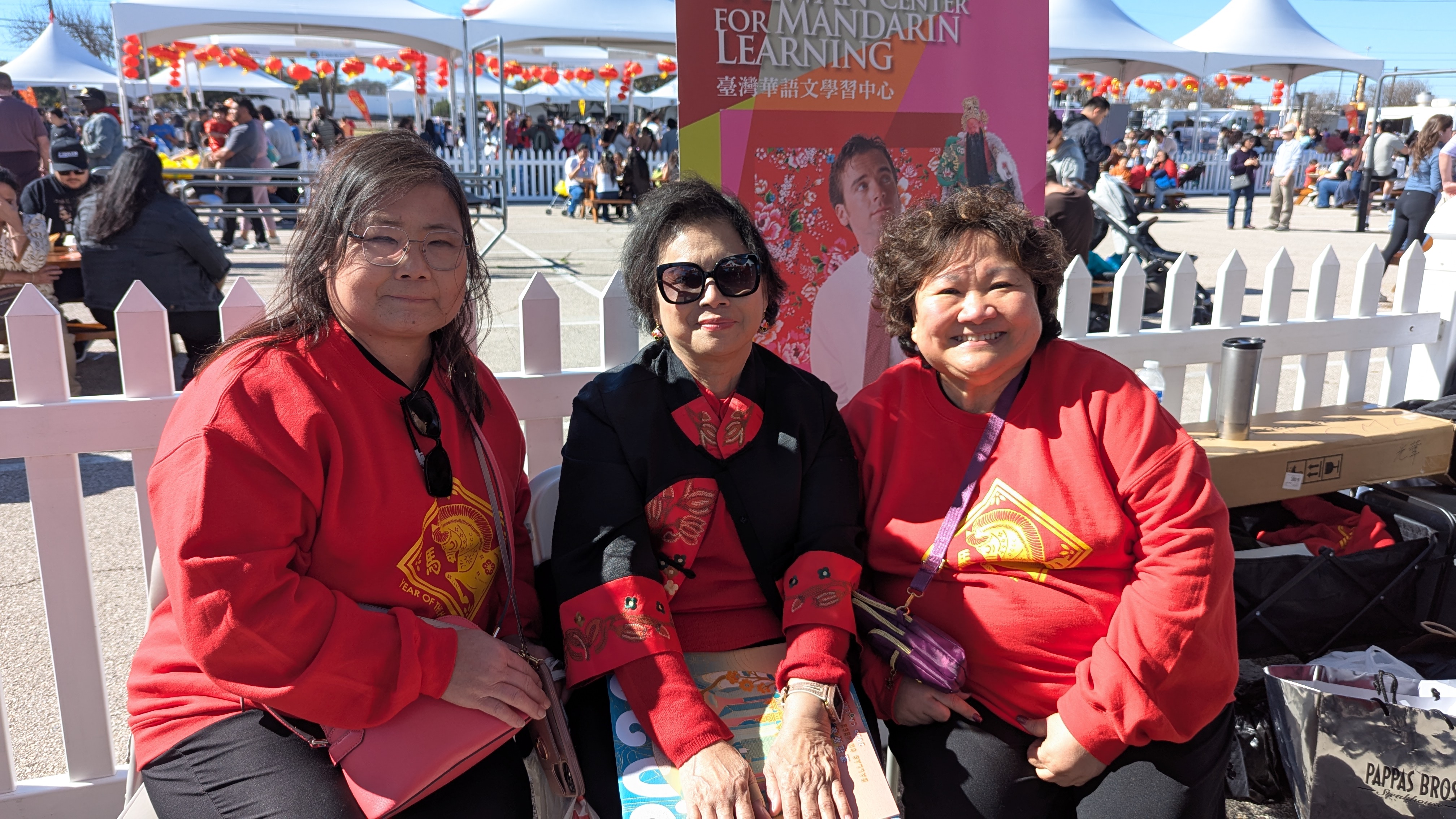 理查遜市長與夫人在攤位合影