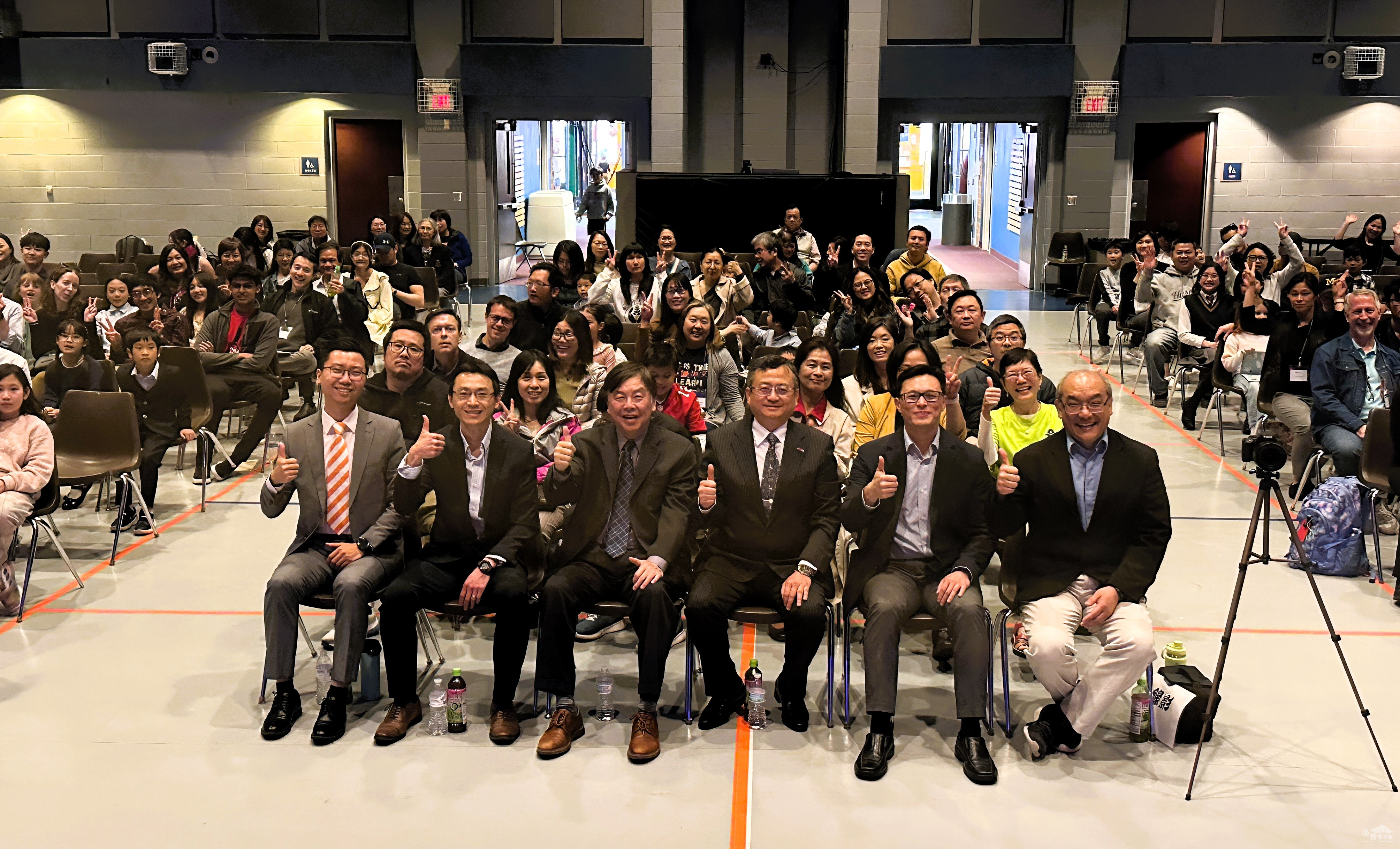 與會嘉賓左起：林家銘、陳彥良、前密西根中文學校聯合會會長張正義、駐芝加哥辦事處處長類延峰、林志嘉、密西根中文學校聯合會會長李君豪和所有觀眾合影