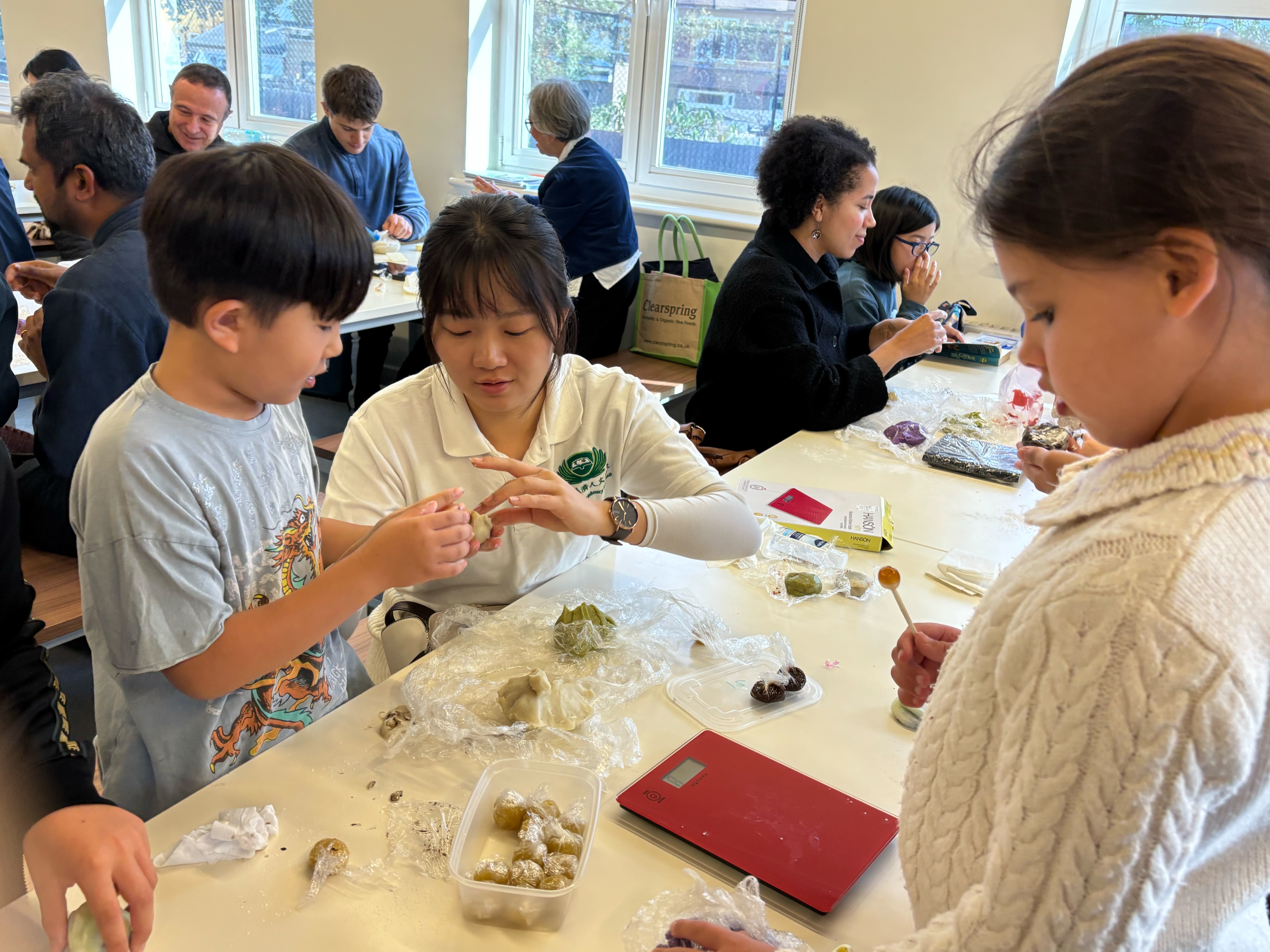 全體親、師、生及志工們齊聚一堂，將軟Q的冰皮餅糰幻化成手心裡的幸福，玩出中秋好滋味