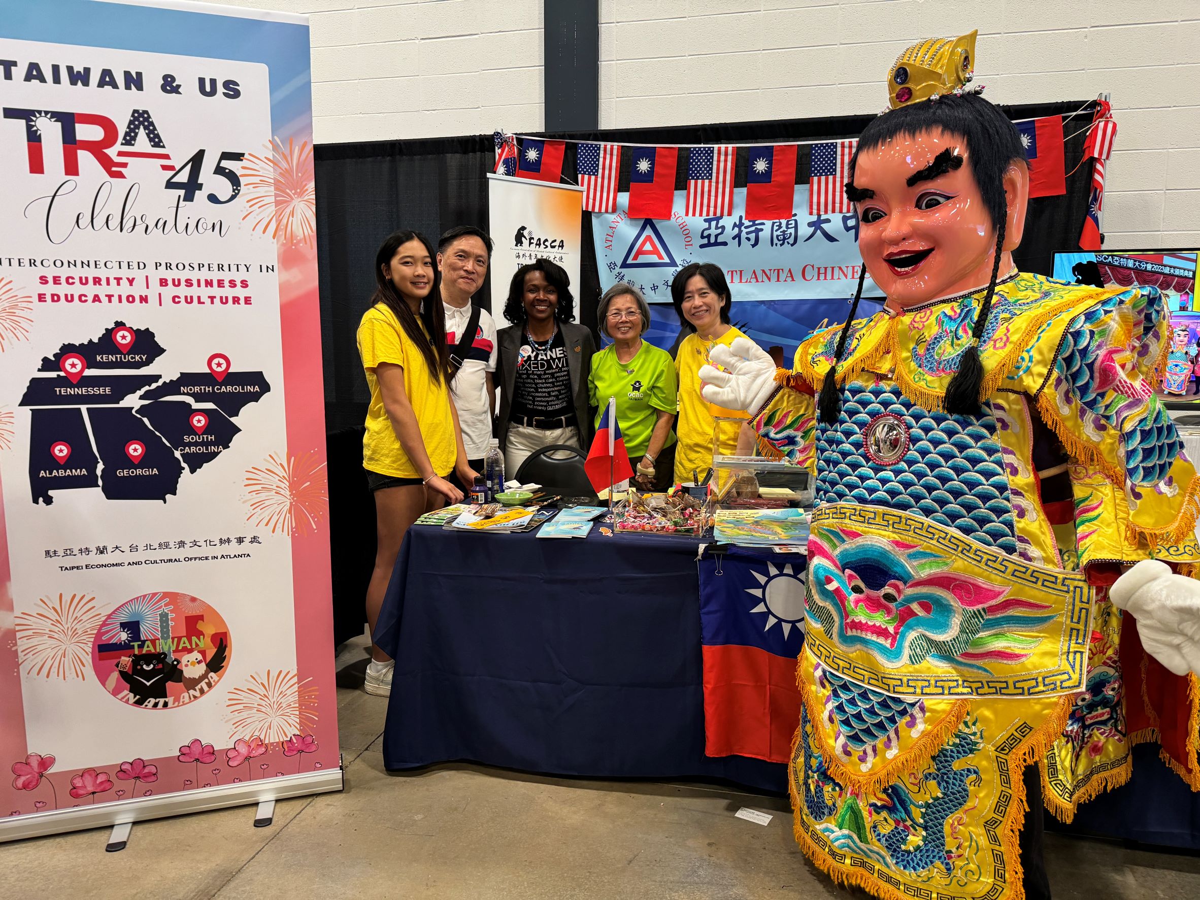 駐亞特蘭大臺北經濟文化辦事處周紹華副組長(左2)、Cobb County Commission Chairwoman Lisa Cupid(左3)與學校教職員及FASCA學員合影