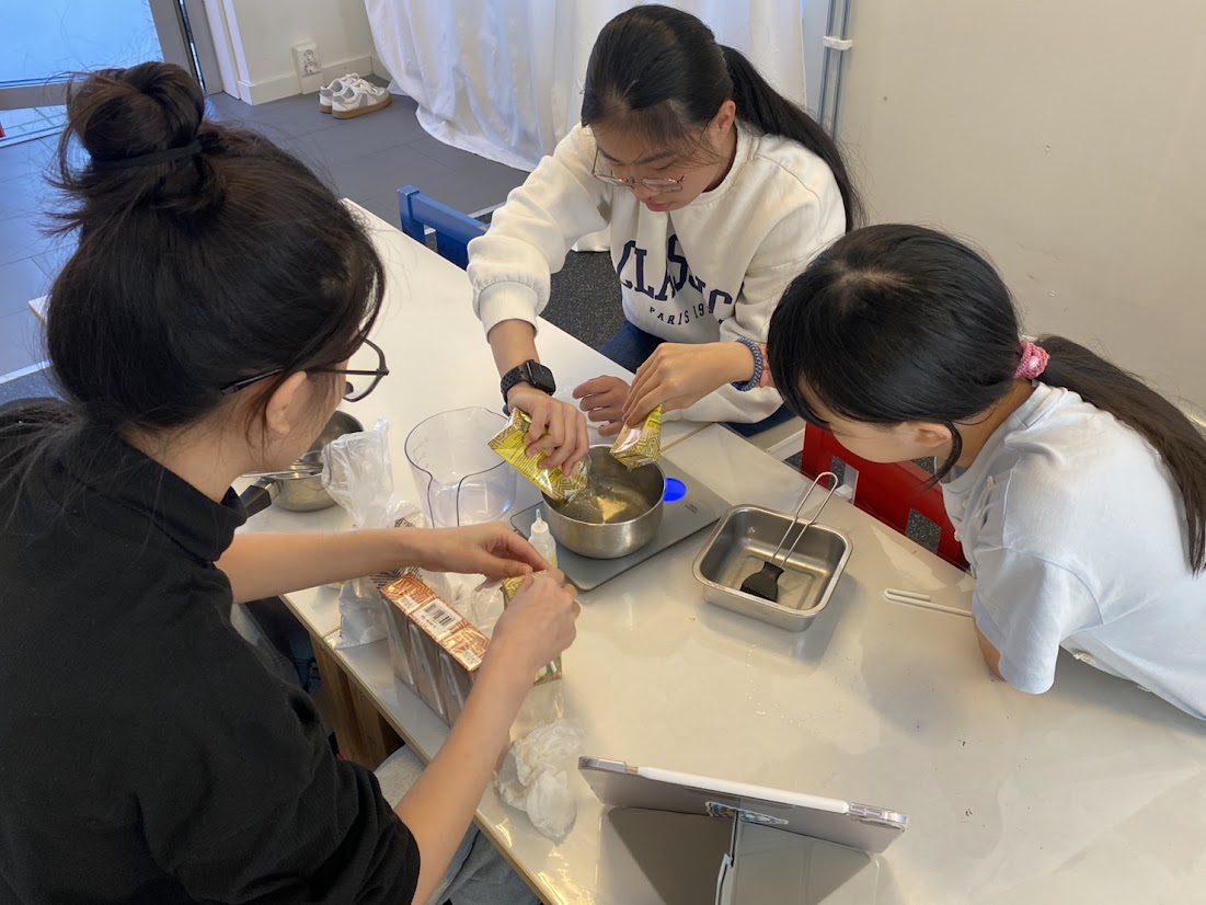 孩子製作涼圓過程