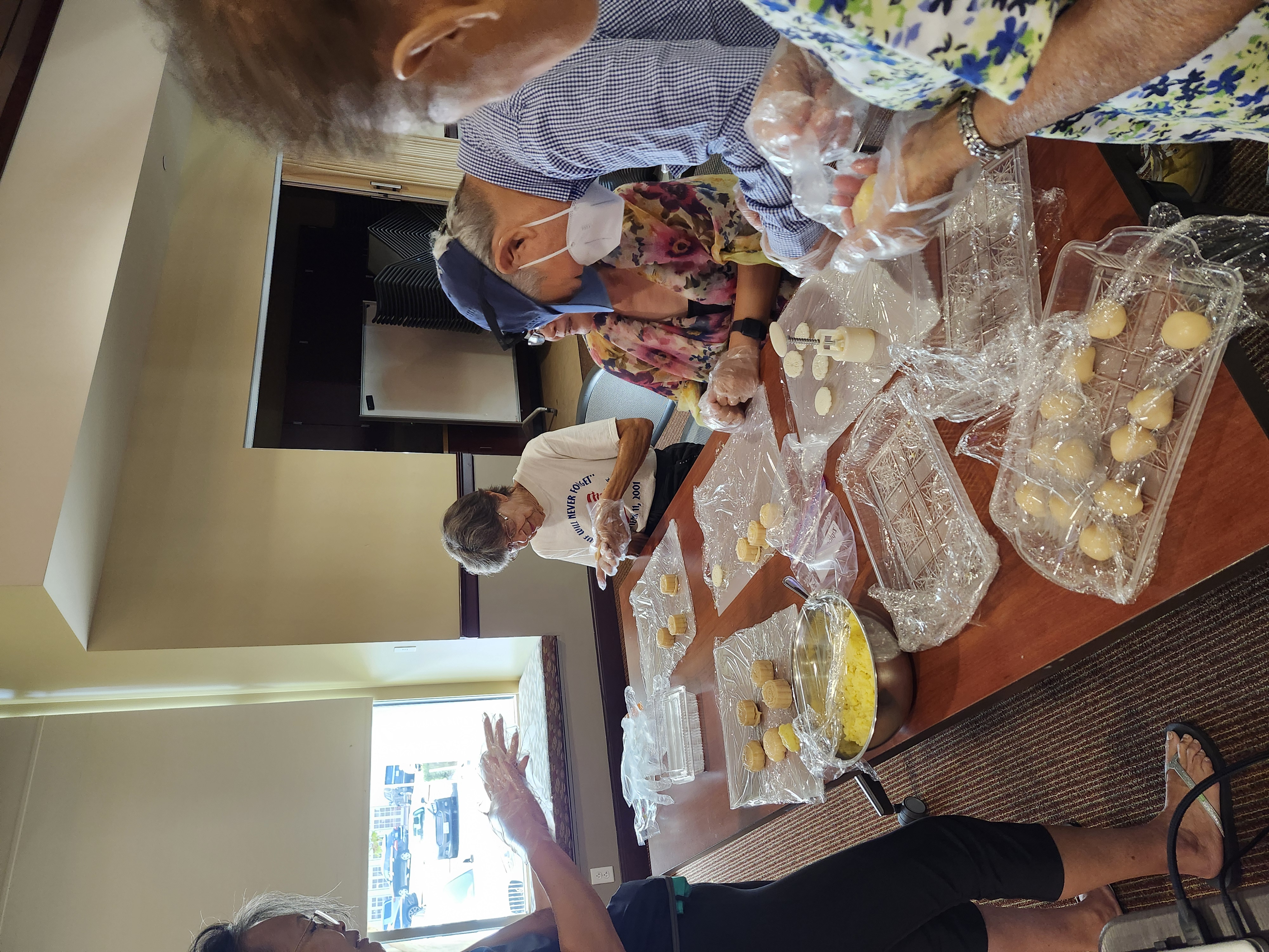 市民動手製作月餅