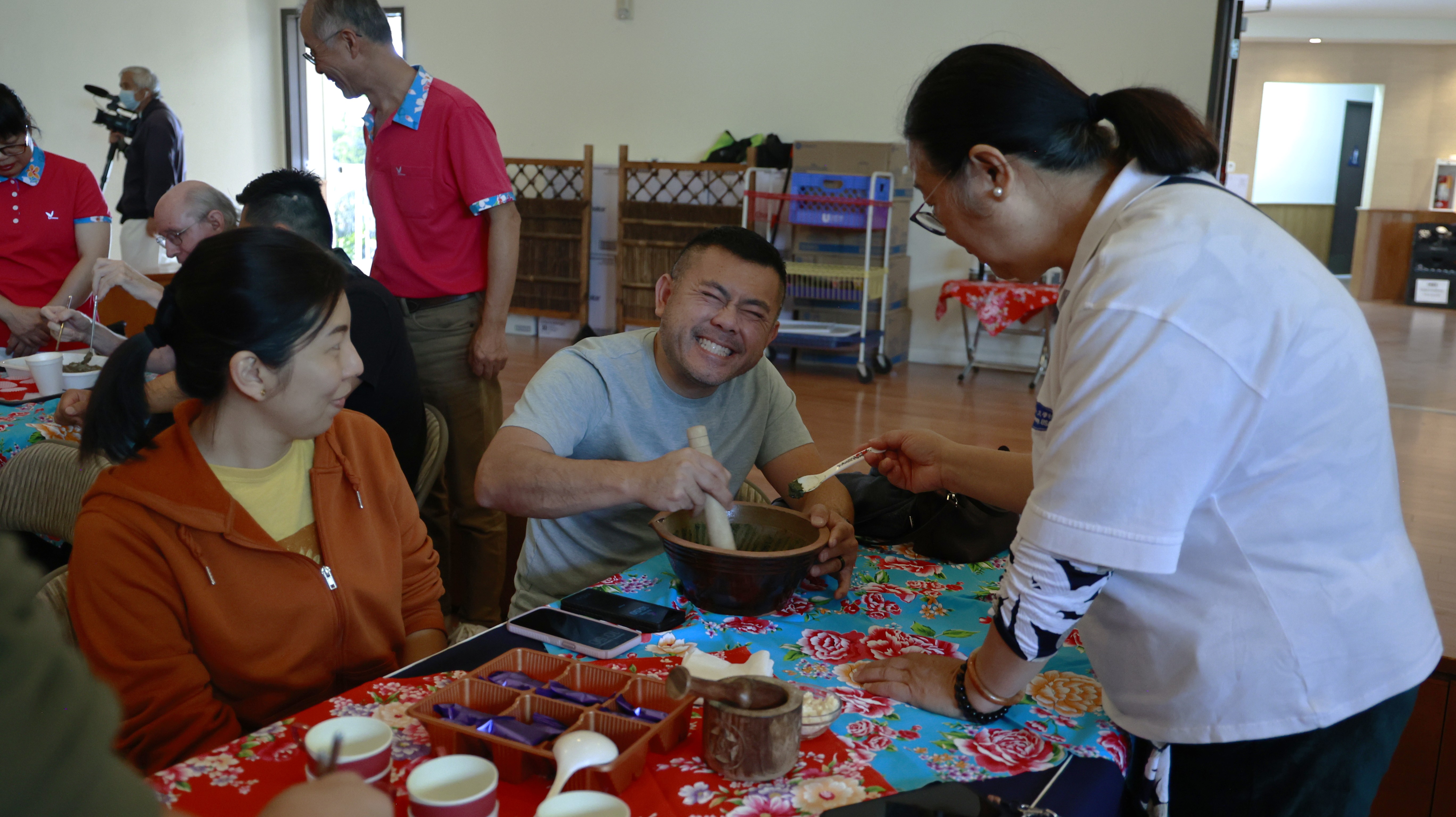 社區人士神情生動，熱情參與擂茶，30到45分鐘的過程既有趣又充滿體力挑戰。