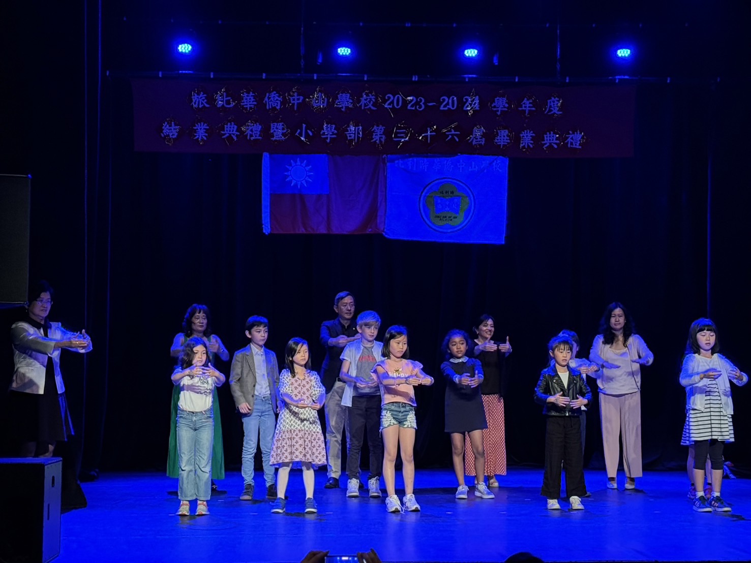 李淳大使、劉董事長與一年級學生一起表演親親太極操