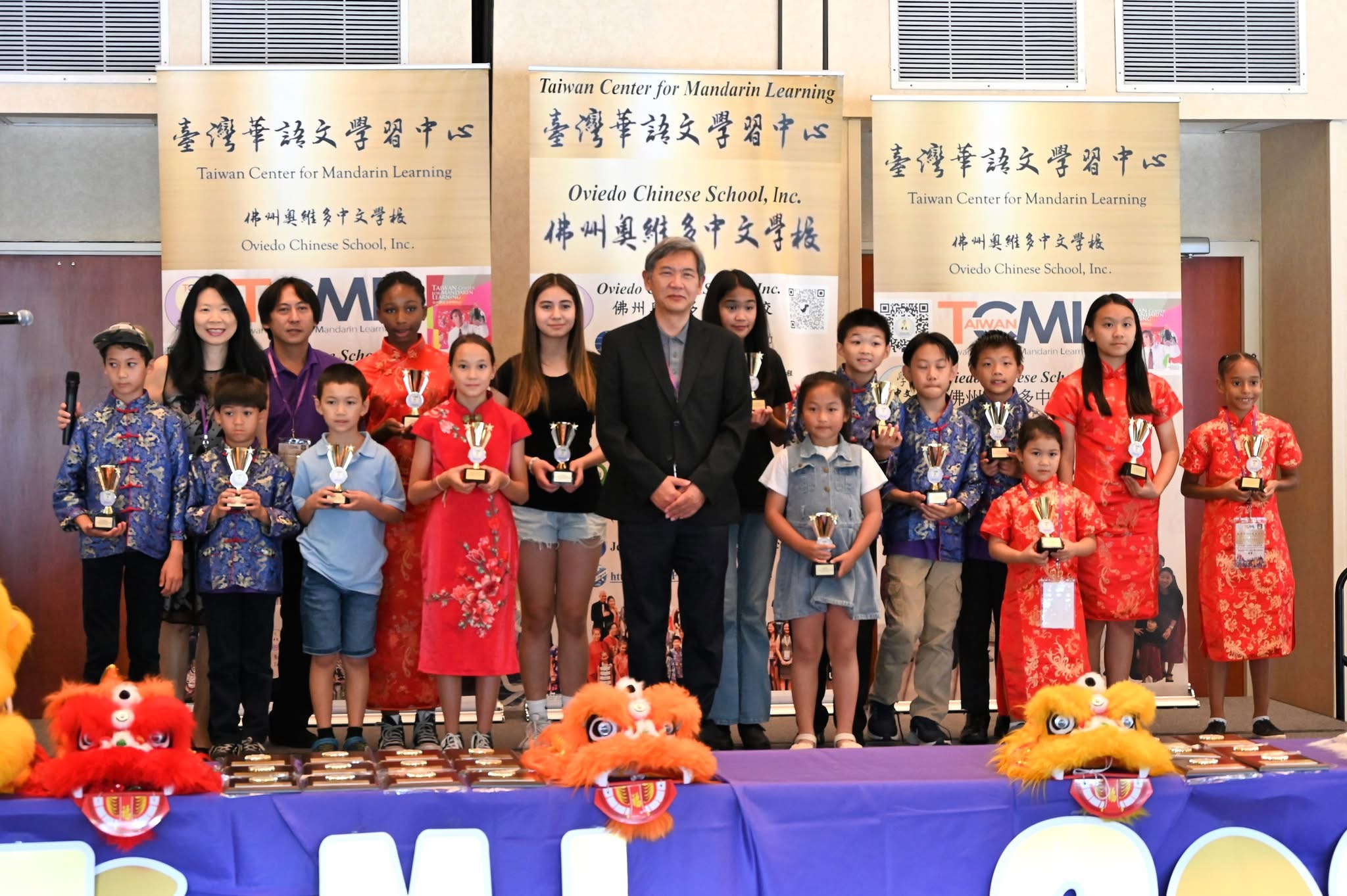 黃士聰僑務秘書頒學業成績優良獎給佛州奧維多中文學校的學生