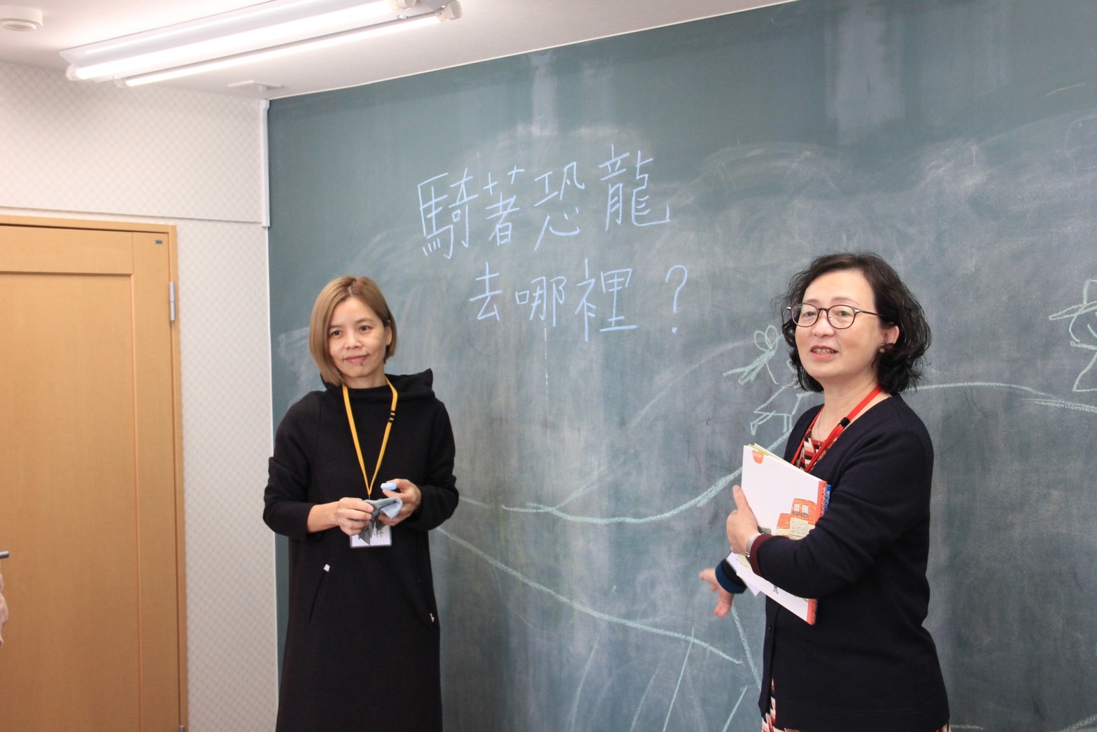 張菁砡校長(圖右者)介紹本次活動主講人林小杯作者(圖左者)