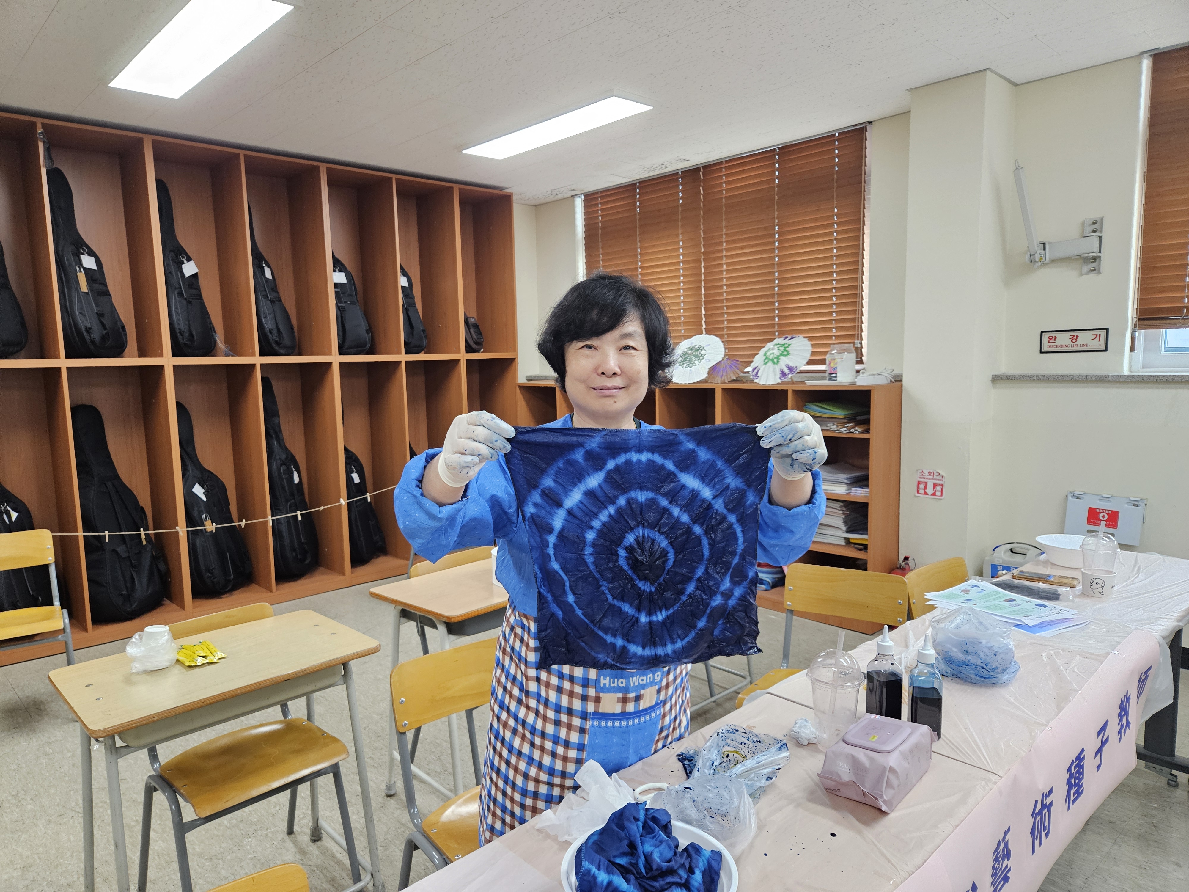 圓形藍染圖樣宛如波紋擴散，展現藍染藝術的獨特魅力