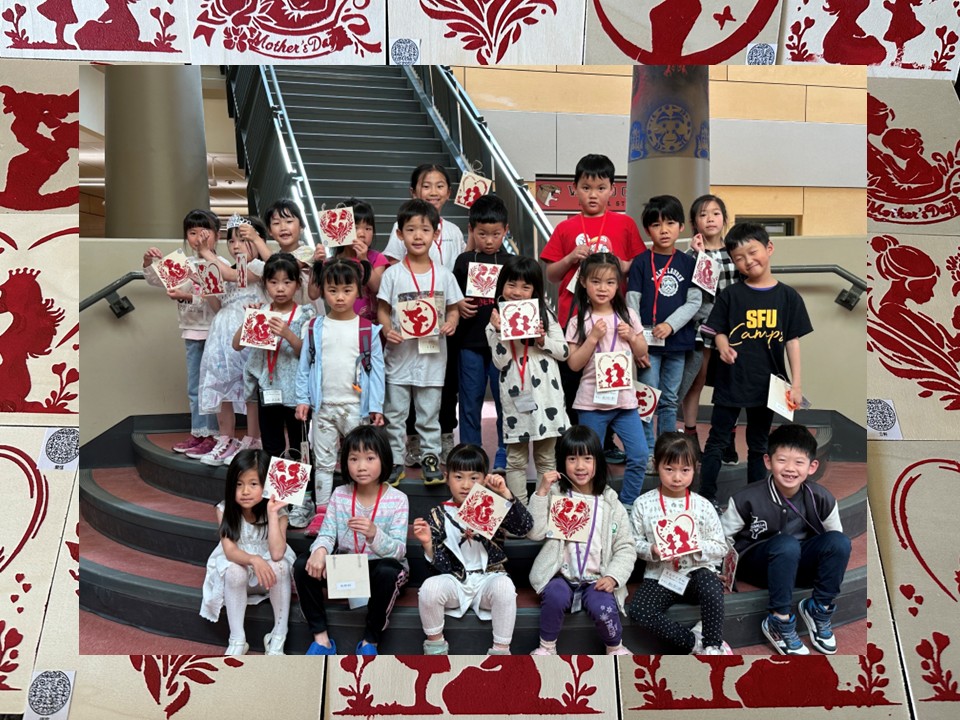 幼兒班孩子以木板拓印完成母親節掛飾，並結合QR Code語音祝福，讓媽媽聽見孩子親口說出的感謝。