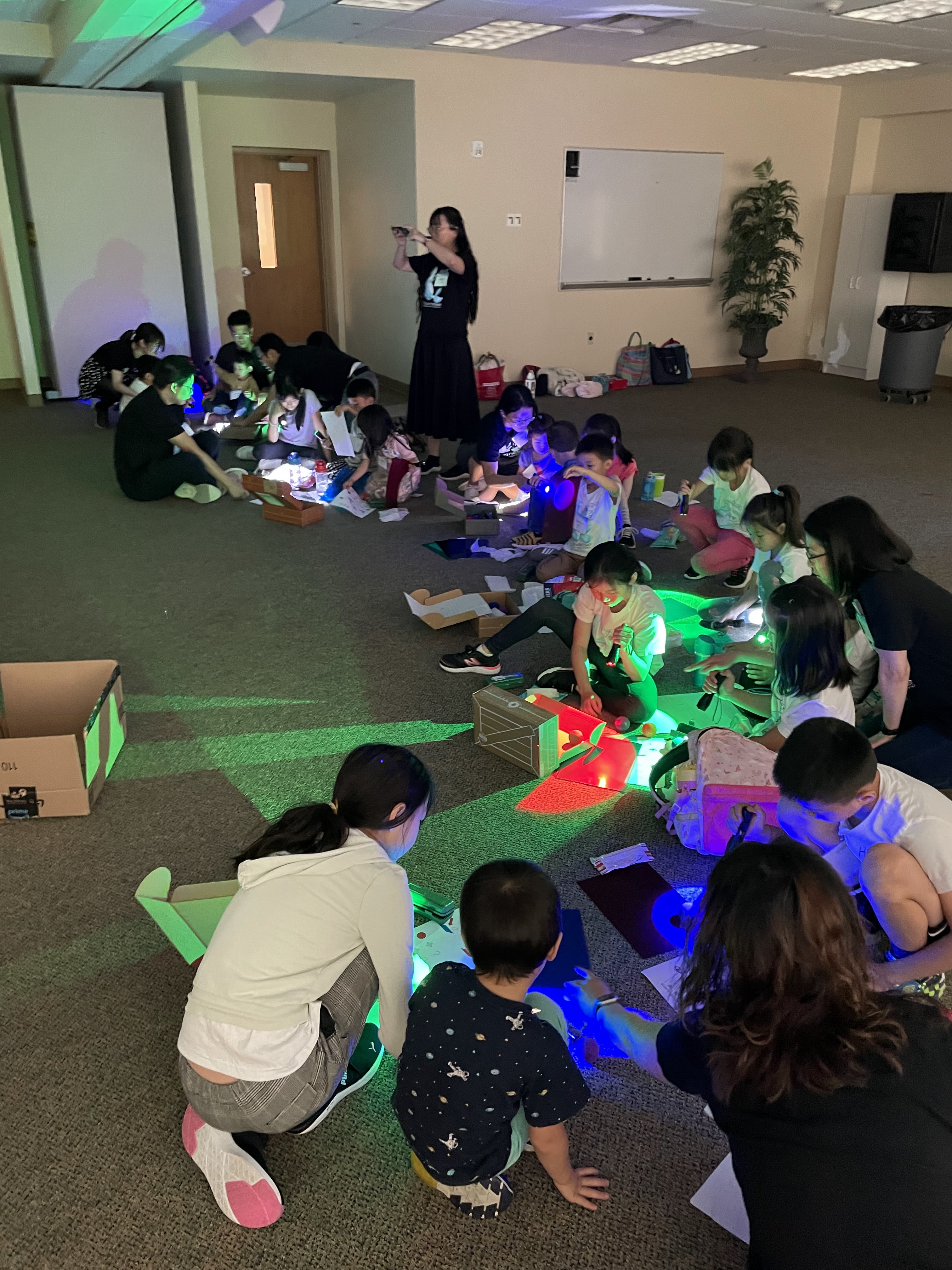 科學教室－光的遊戲： 光有幾種顏色呢？為什麼我們的眼睛看得到色彩？藉由操作分光鏡、三色手電筒來做各種光的實驗。