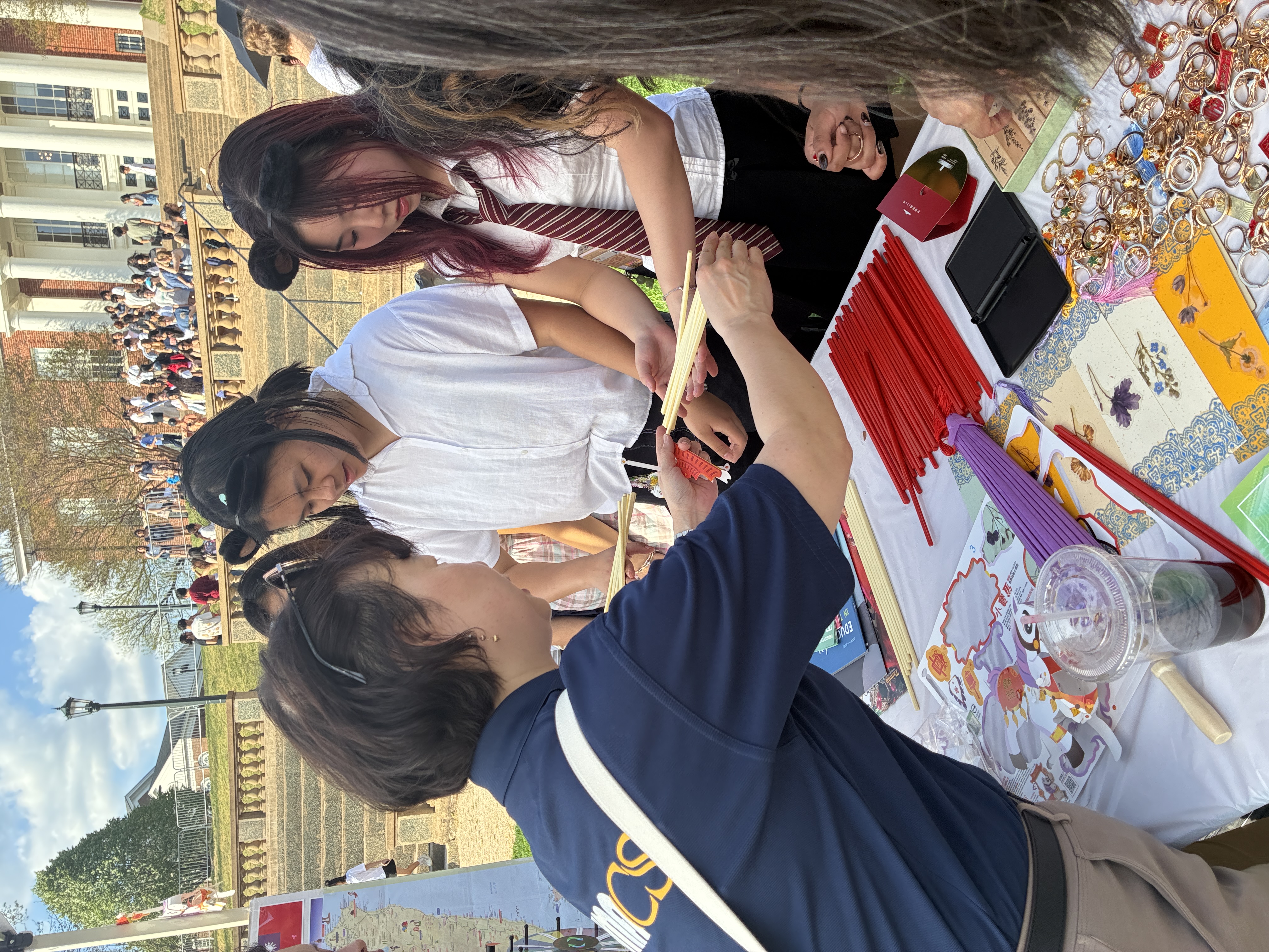 兼具趣味與挑戰性的「抓筷子」遊戲, 更吸引大批師生駐足參與，現場互動熱絡、笑聲不斷