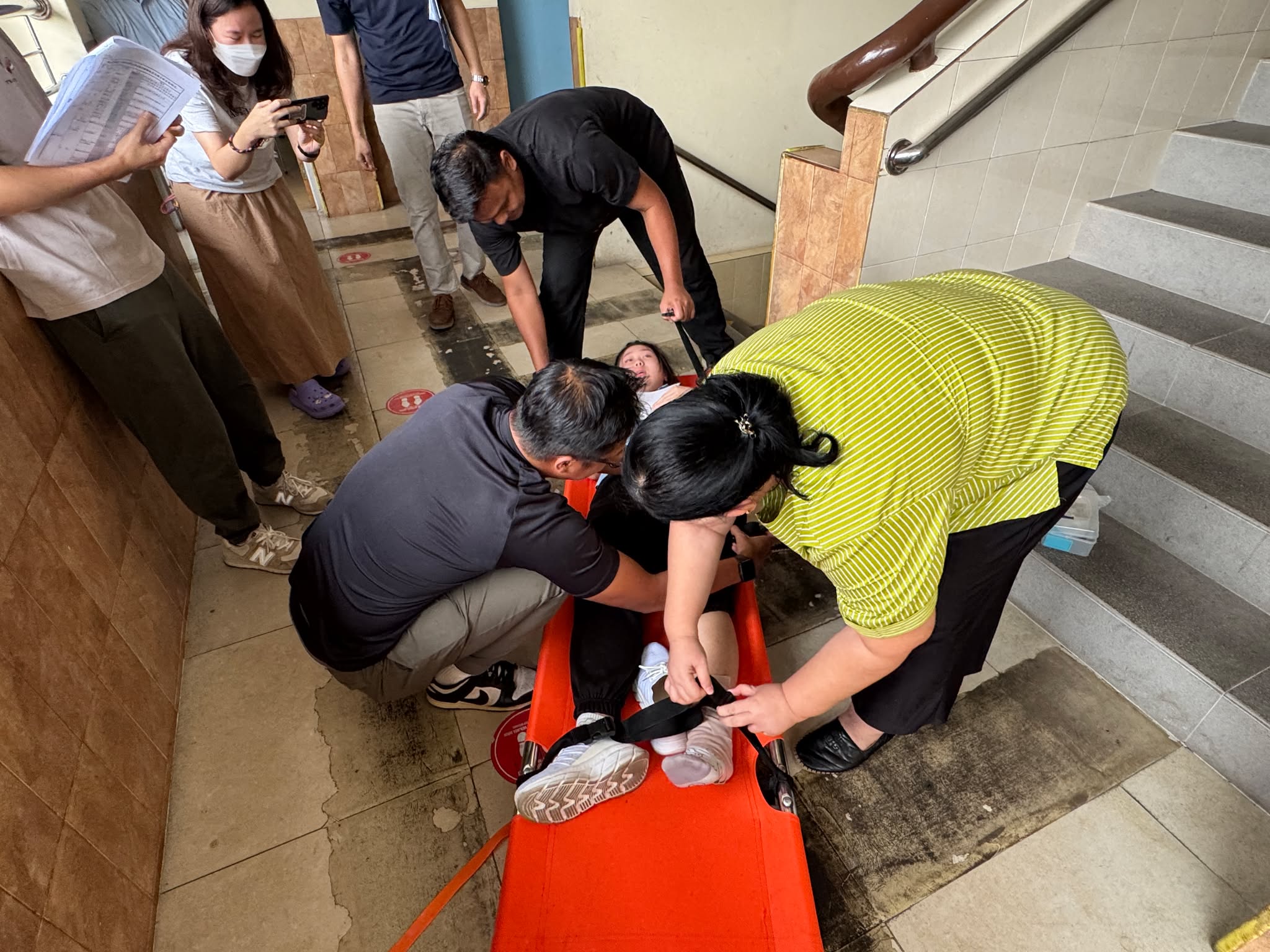 及時對受傷學生簡單包紮