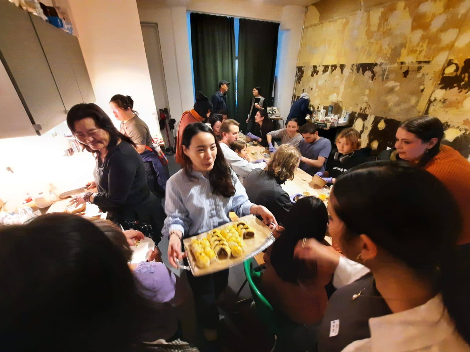 享用蛋黃酥是最應景的臺灣糕餅