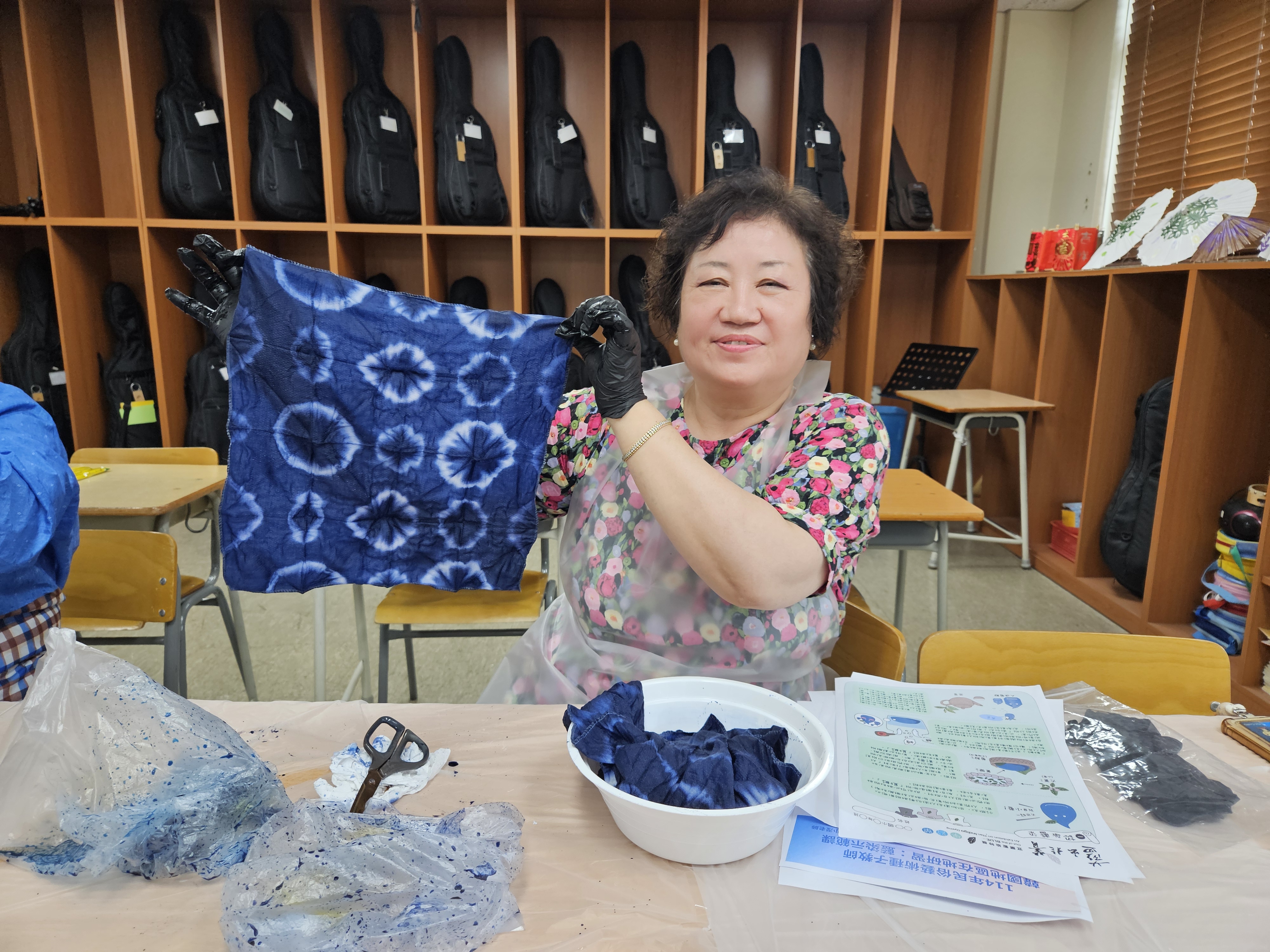 開心展示自己完成的藍染作品，圖案清晰又有層次感！