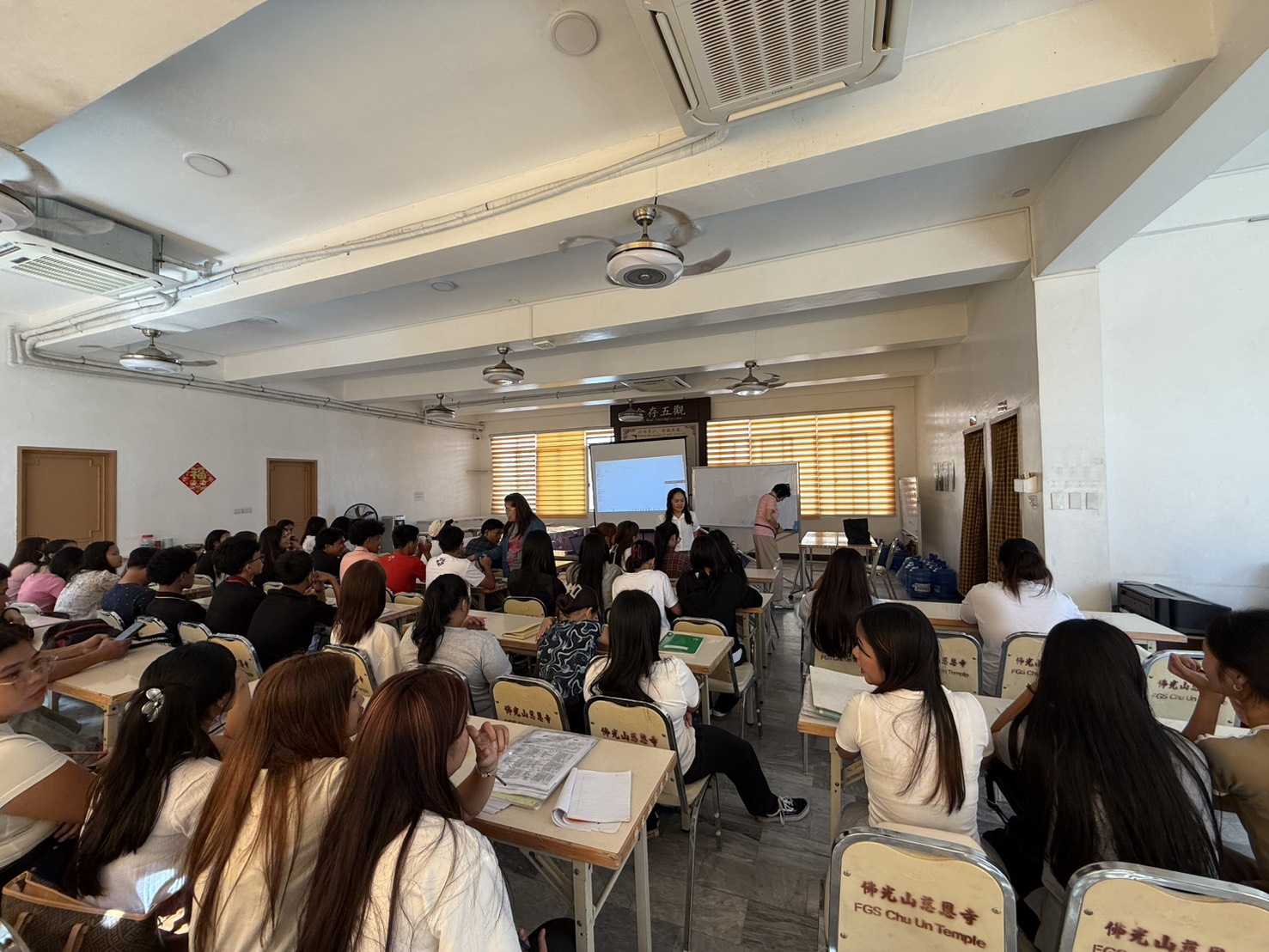 學生於課後交流學習心得，彼此鼓勵，營造良好學習氛圍。