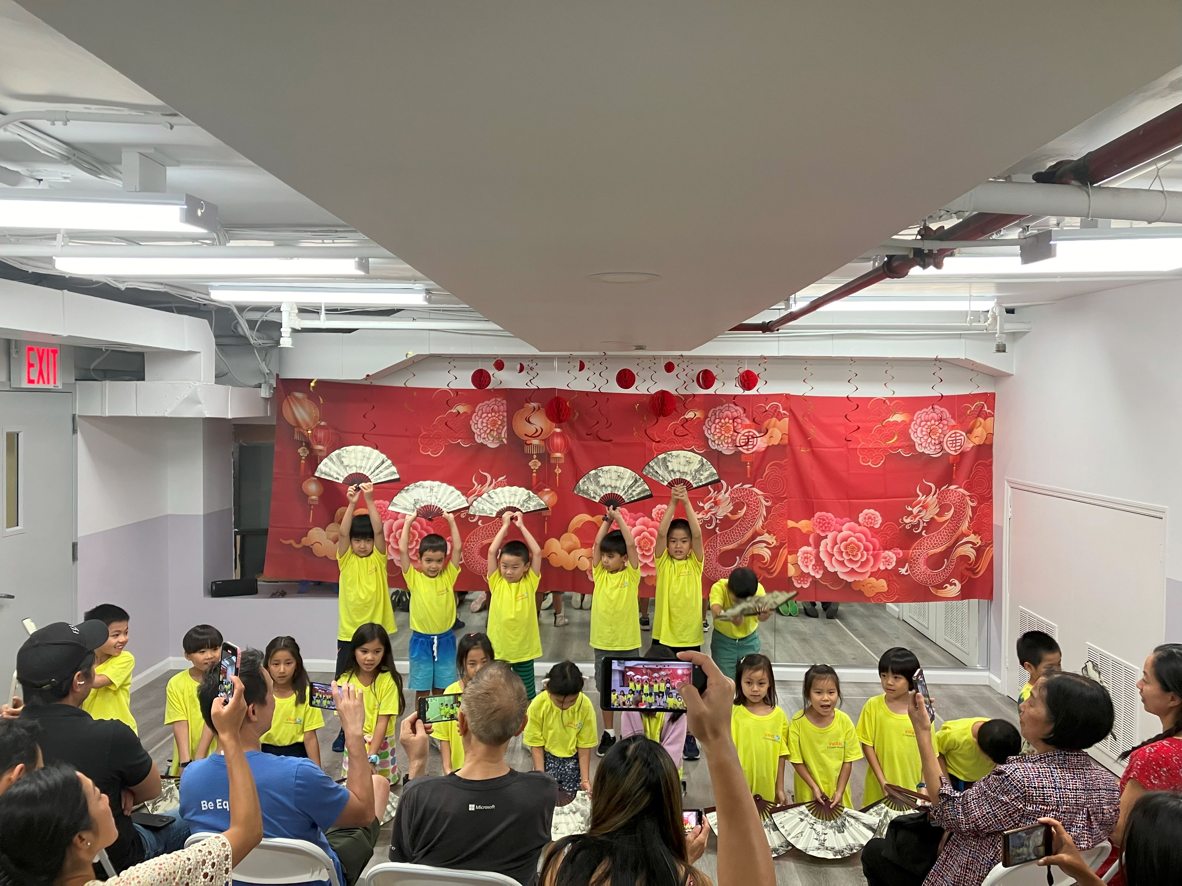 低年級班學生表演扇子舞