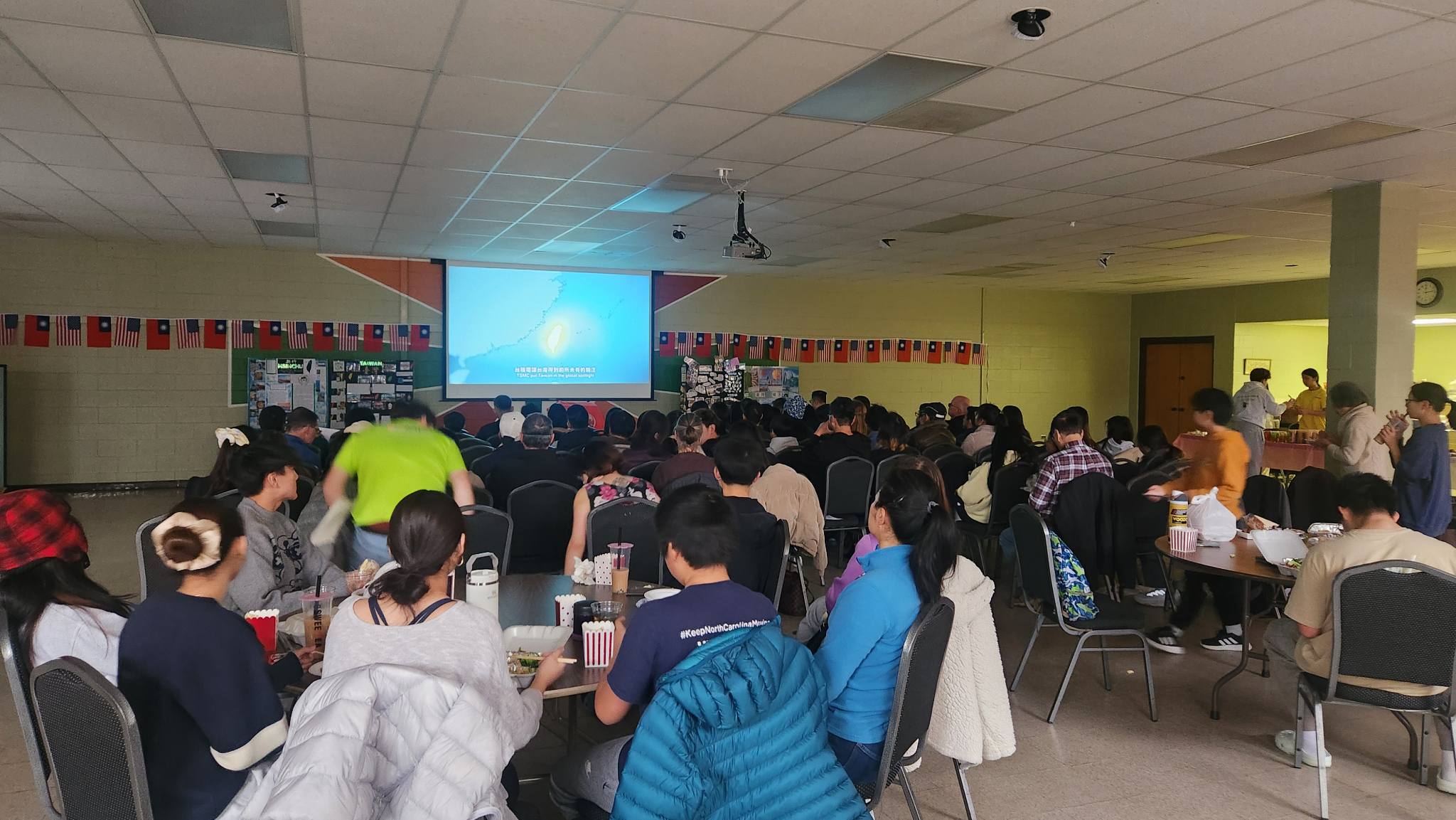 參加者專心觀賞造山者