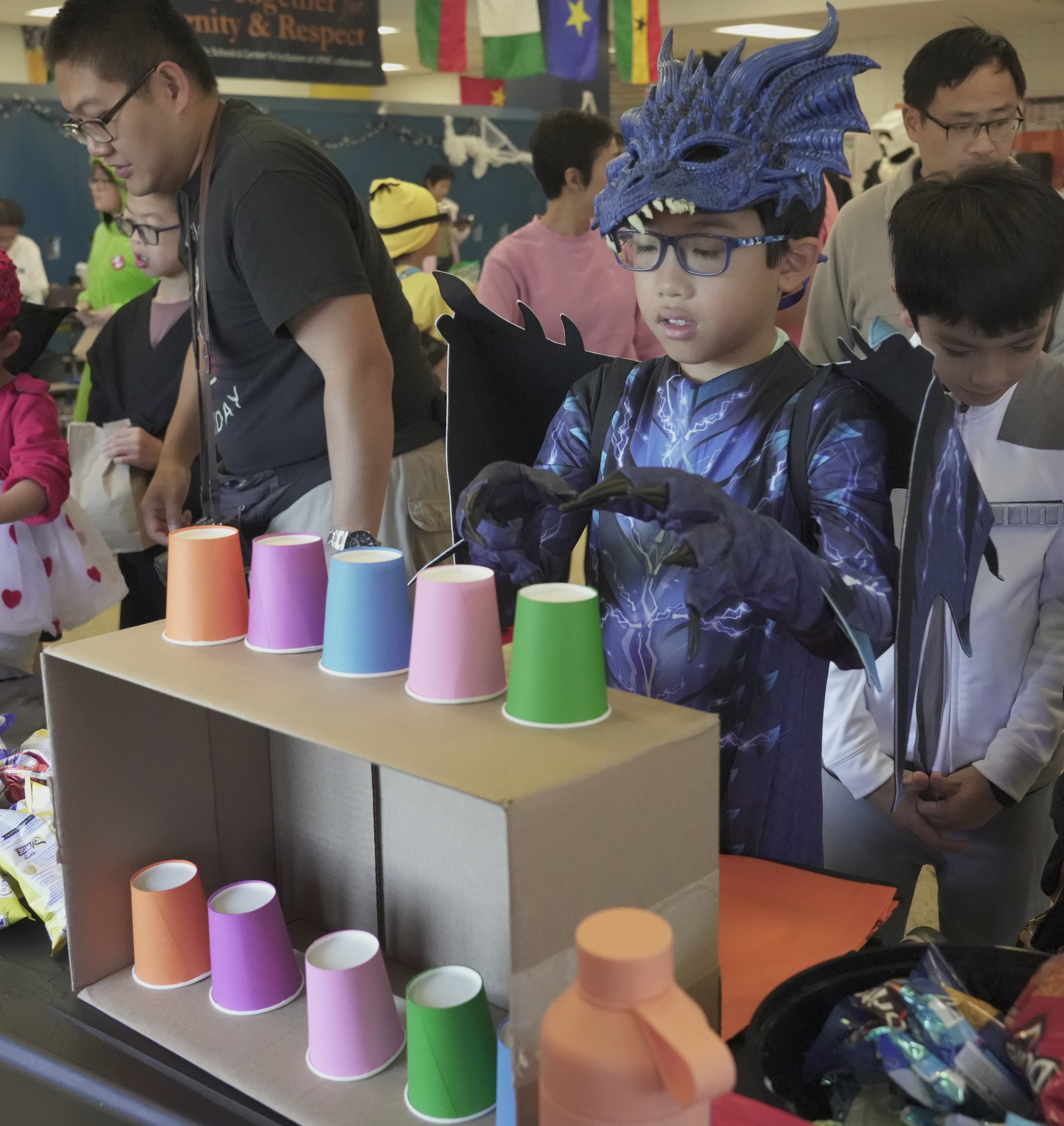 排出正確顏色的杯子，訓練腦力