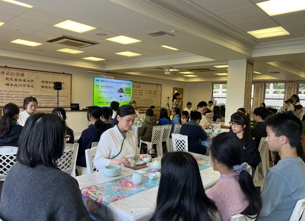 茶行者向學生和家長示範泡茶