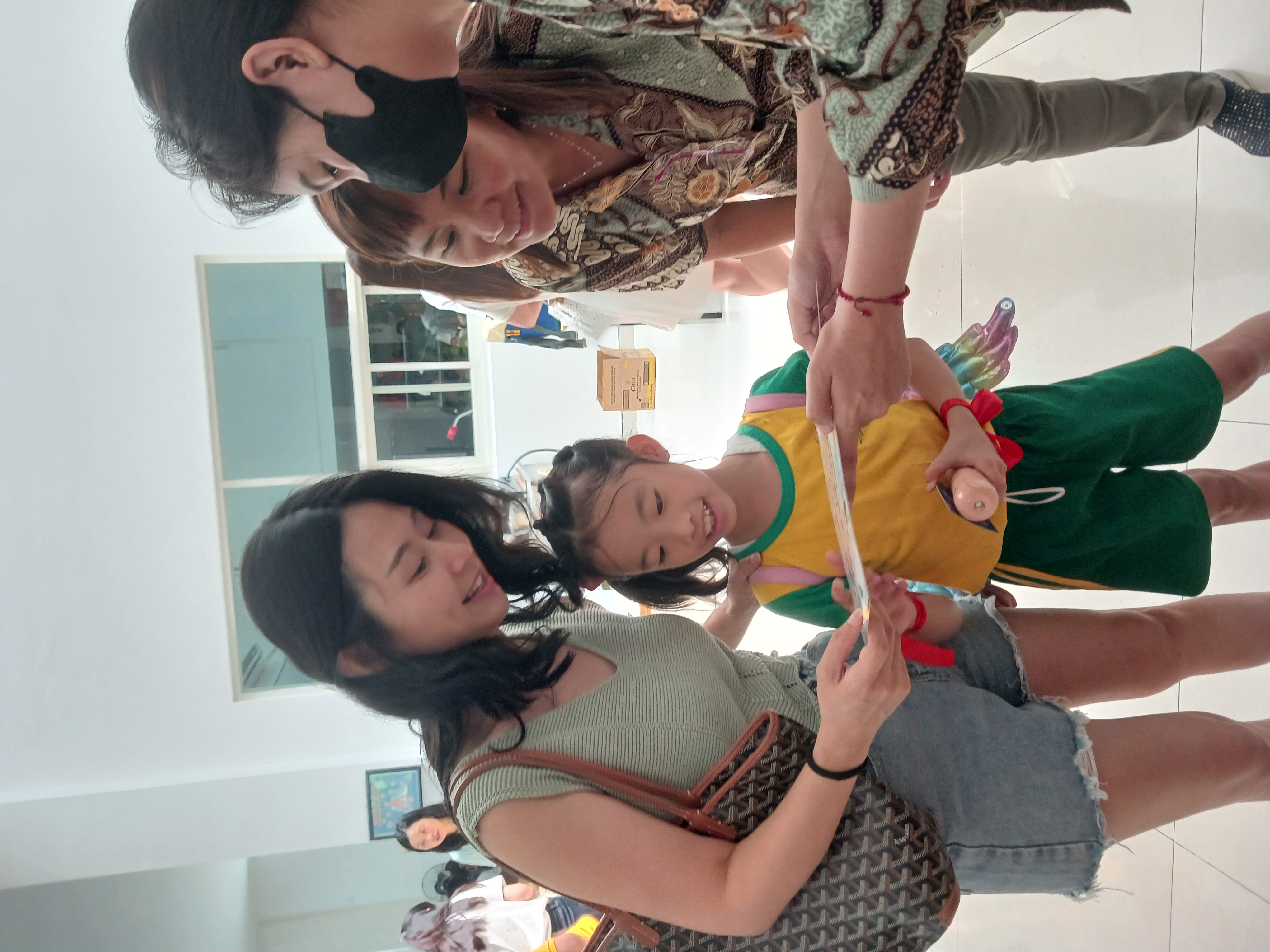 2024泗水臺校正體漢字文化節活動＜親子FUN華語＞，二年級學生教媽媽說華語