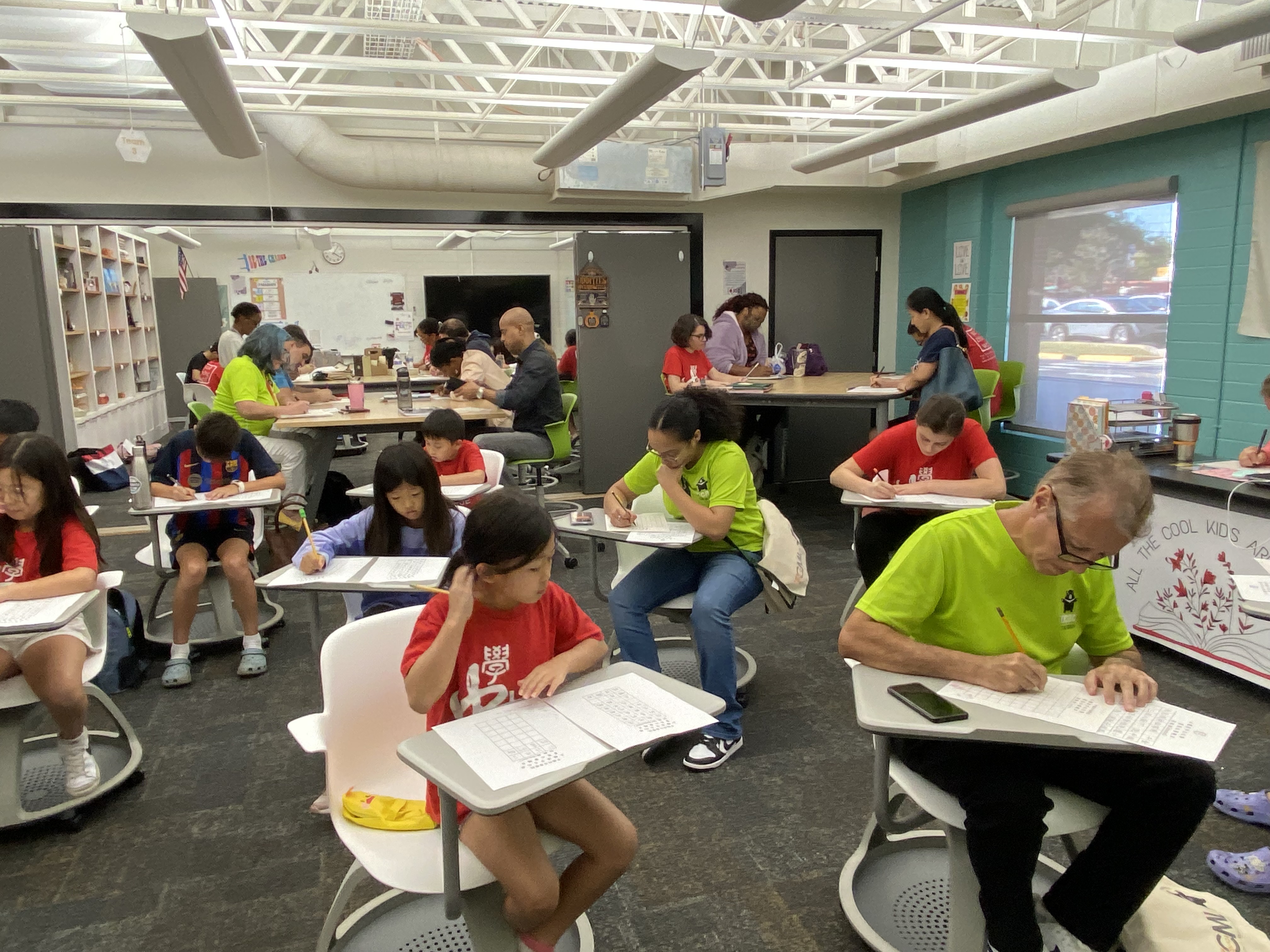 初級組32個字，學生年紀小8-9歳，寫的手足無措