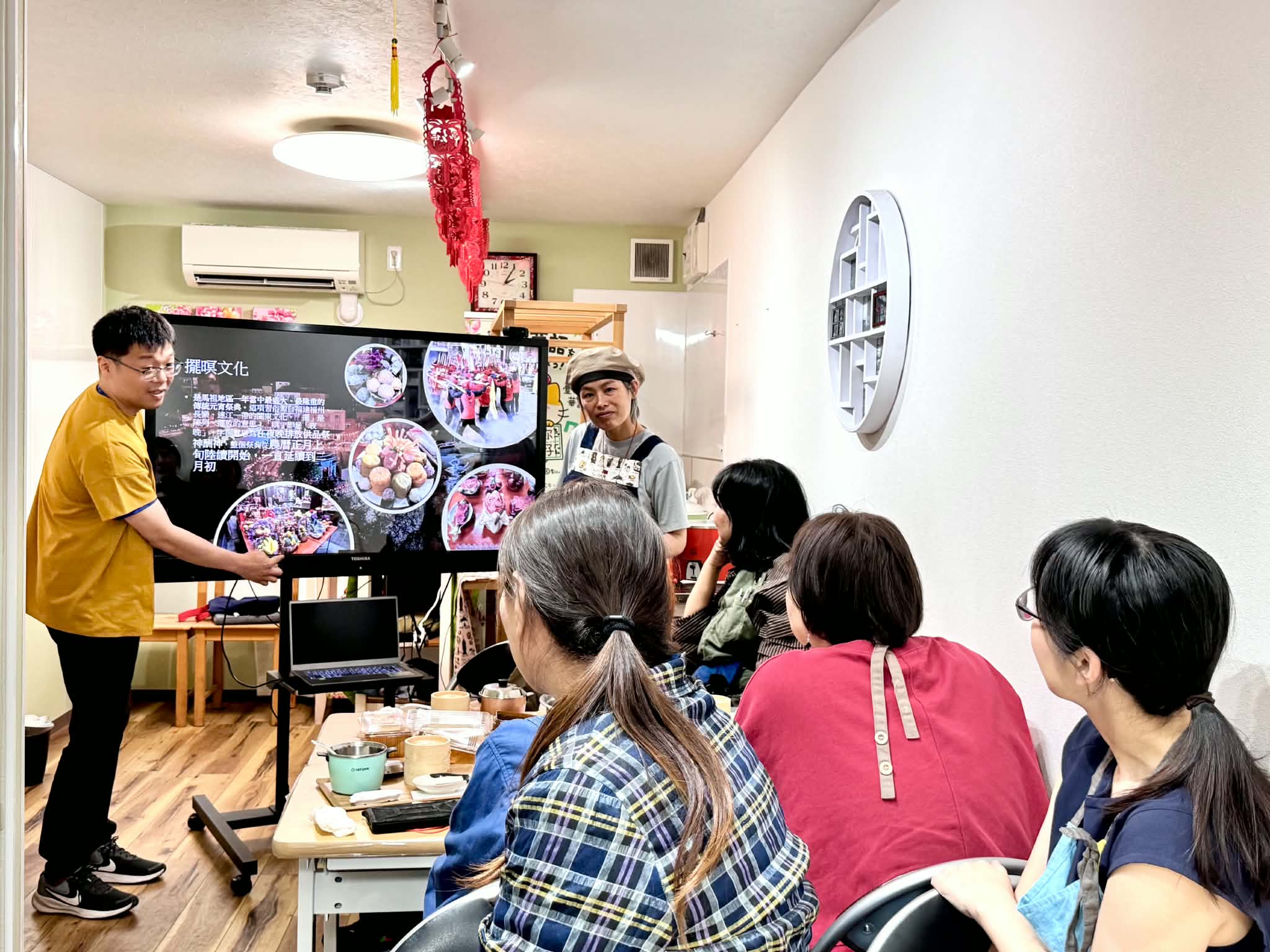 彭聖元老師與董逸馨老師介紹馬祖擺暝文化