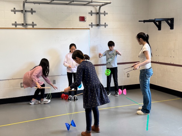 學生分組練習扯鈴