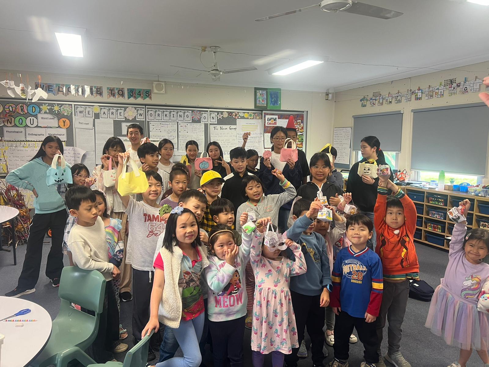 同學們自豪地展示自己所做的南瓜小提包