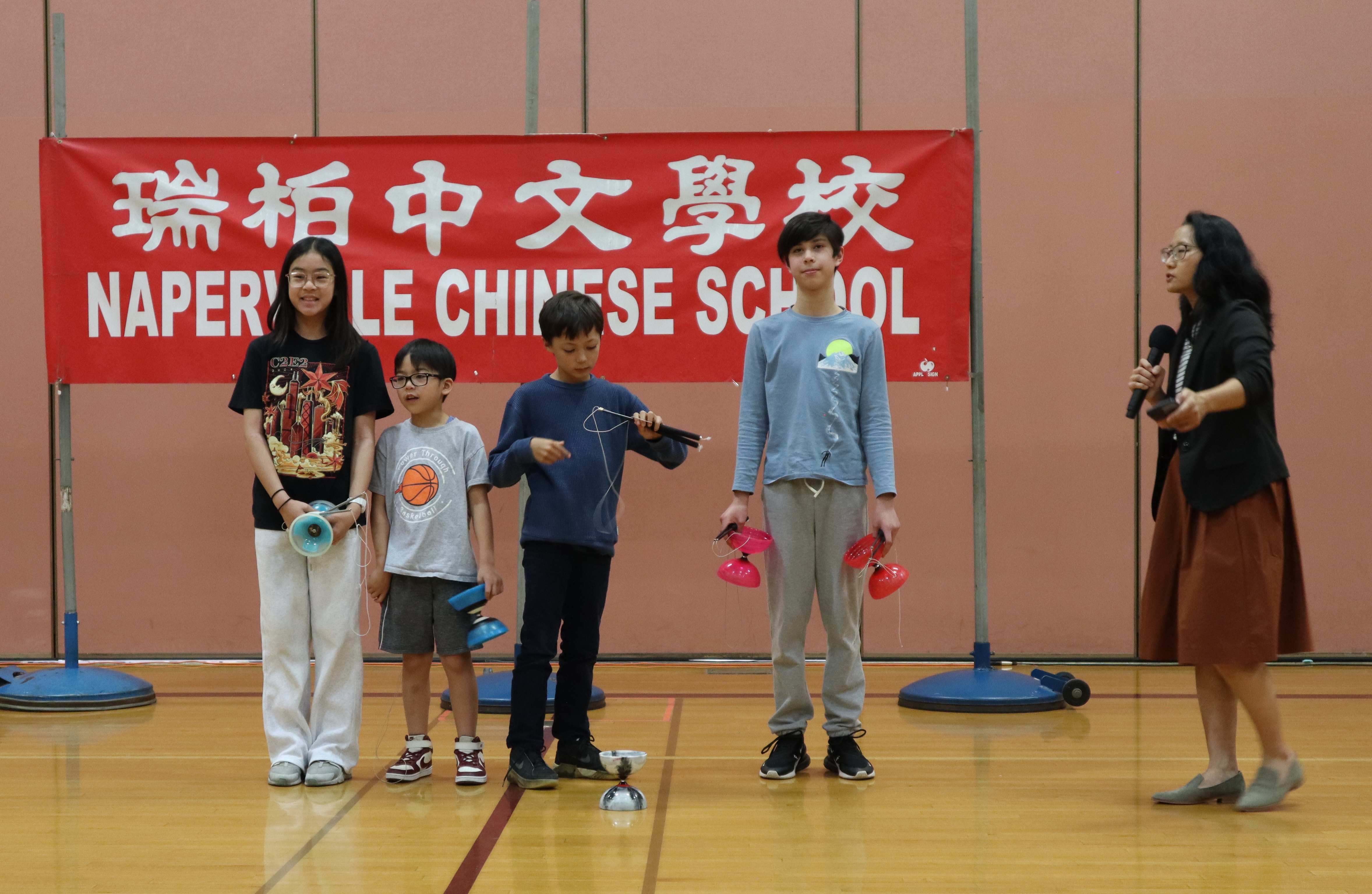 扯鈴表演的同學