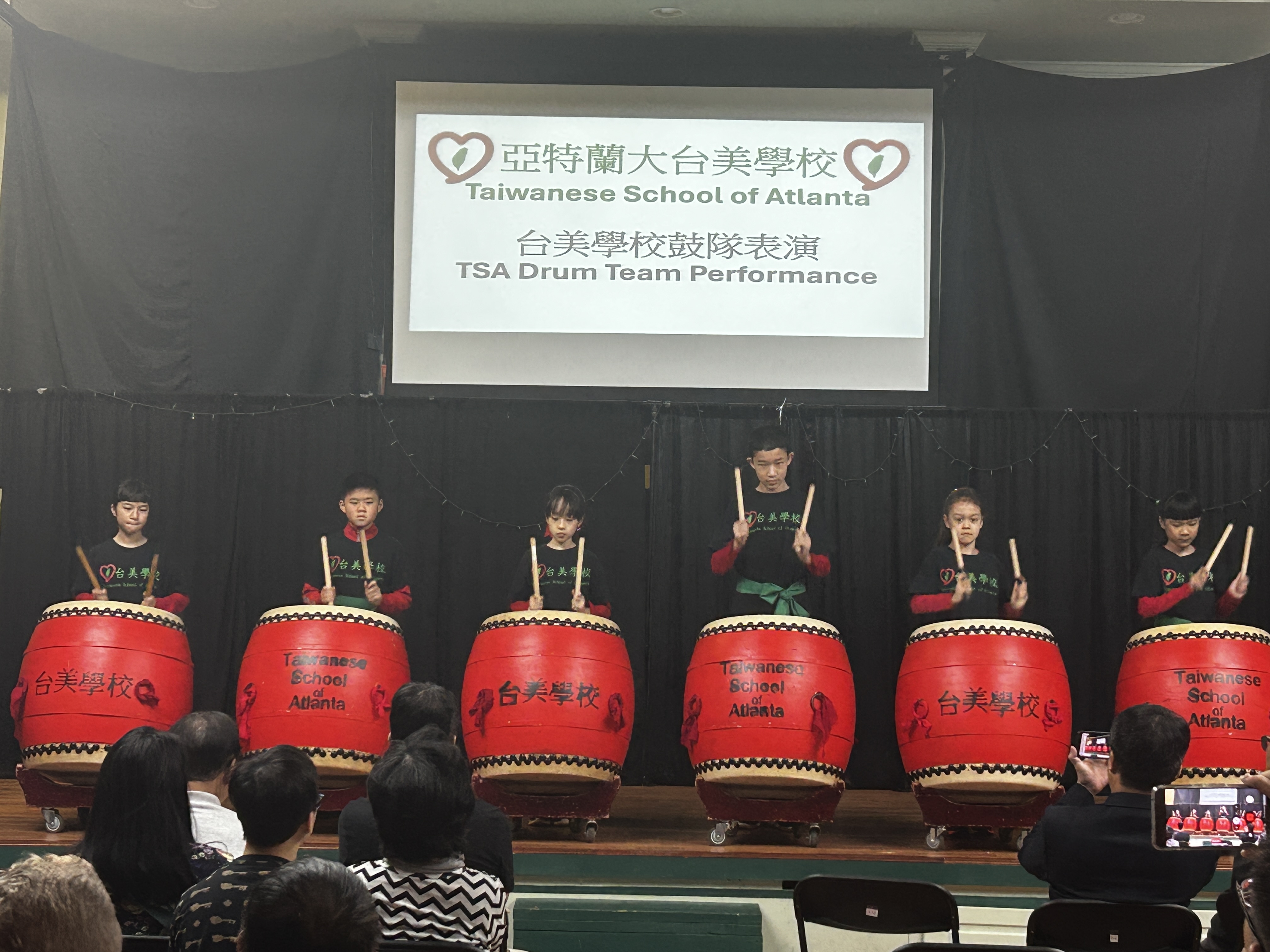 台美學校鼓隊演出