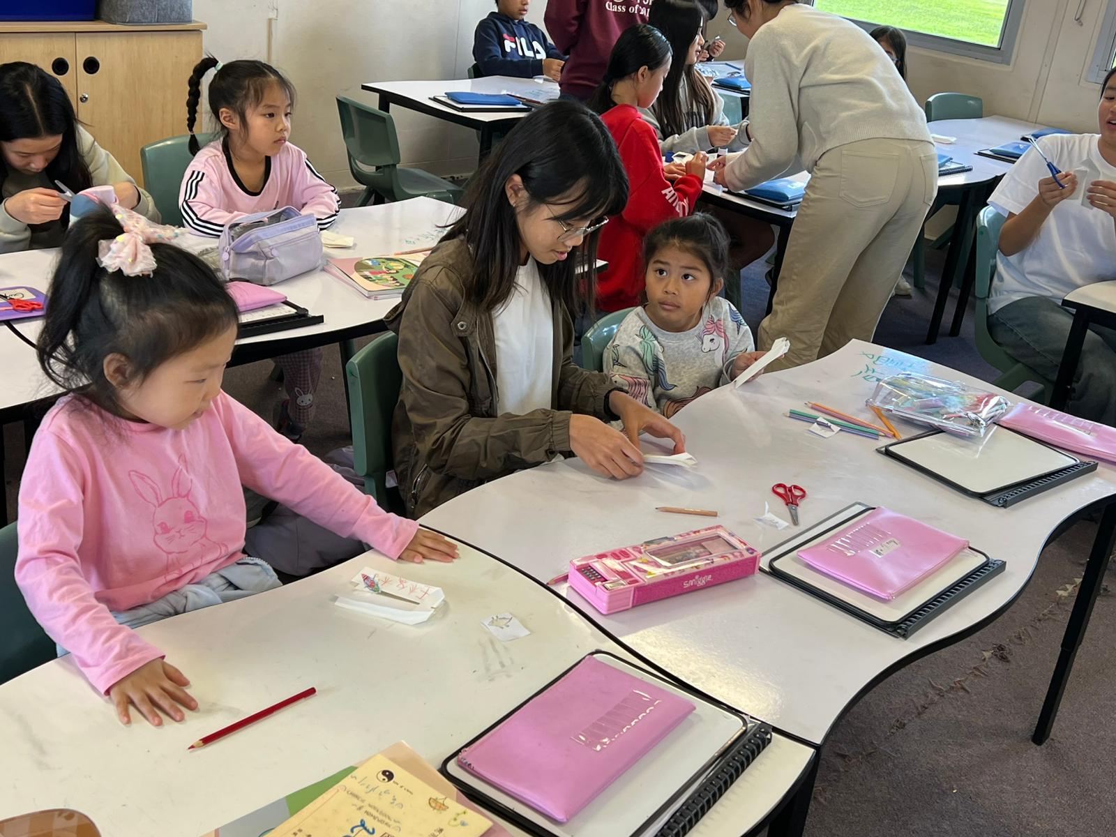 在高年級同學的協助下，大家動手做迷你紙龍舟