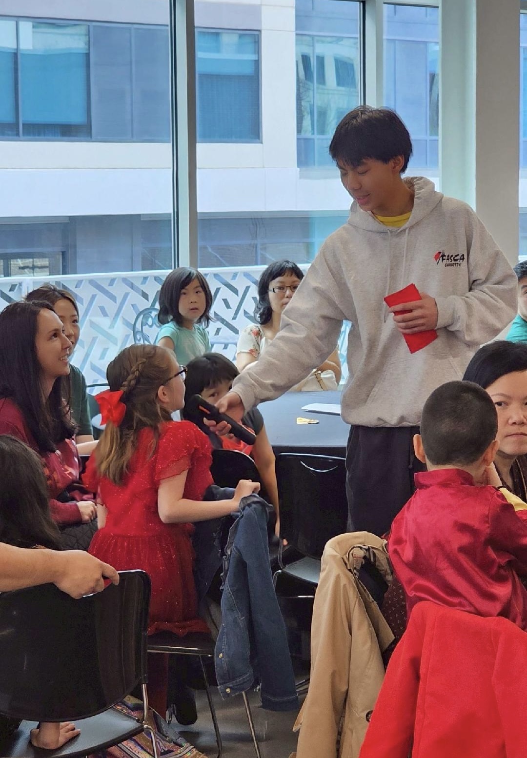 夏樂市中文學校學生學說馬年吉祥話領紅包